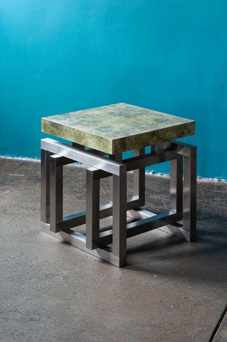 Tisch aus poliertem Stahl und grüner Pergamentplatte im Stil von Milo Baughman (amerikanisch) im Angebot