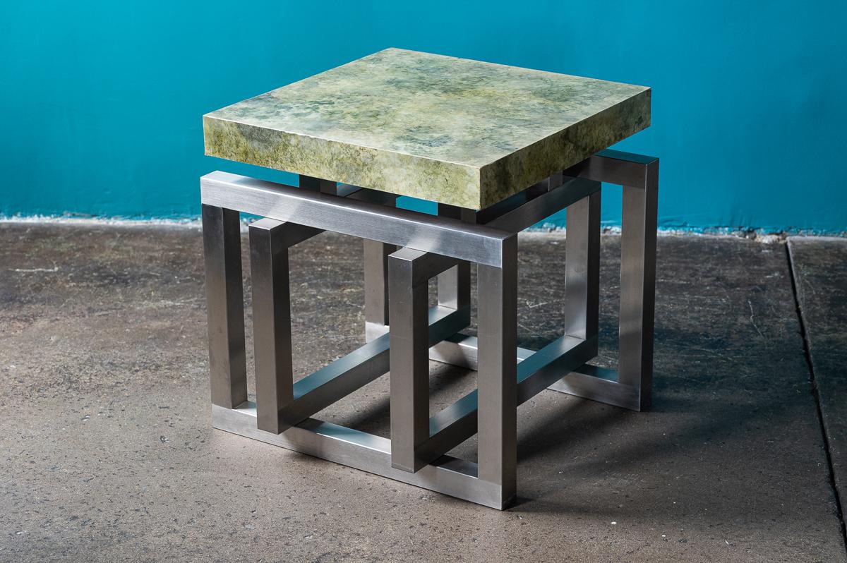 Table à plateau en acier poli et parchemin vert dans le style de Milo Baughman Bon état - En vente à Westport, CT