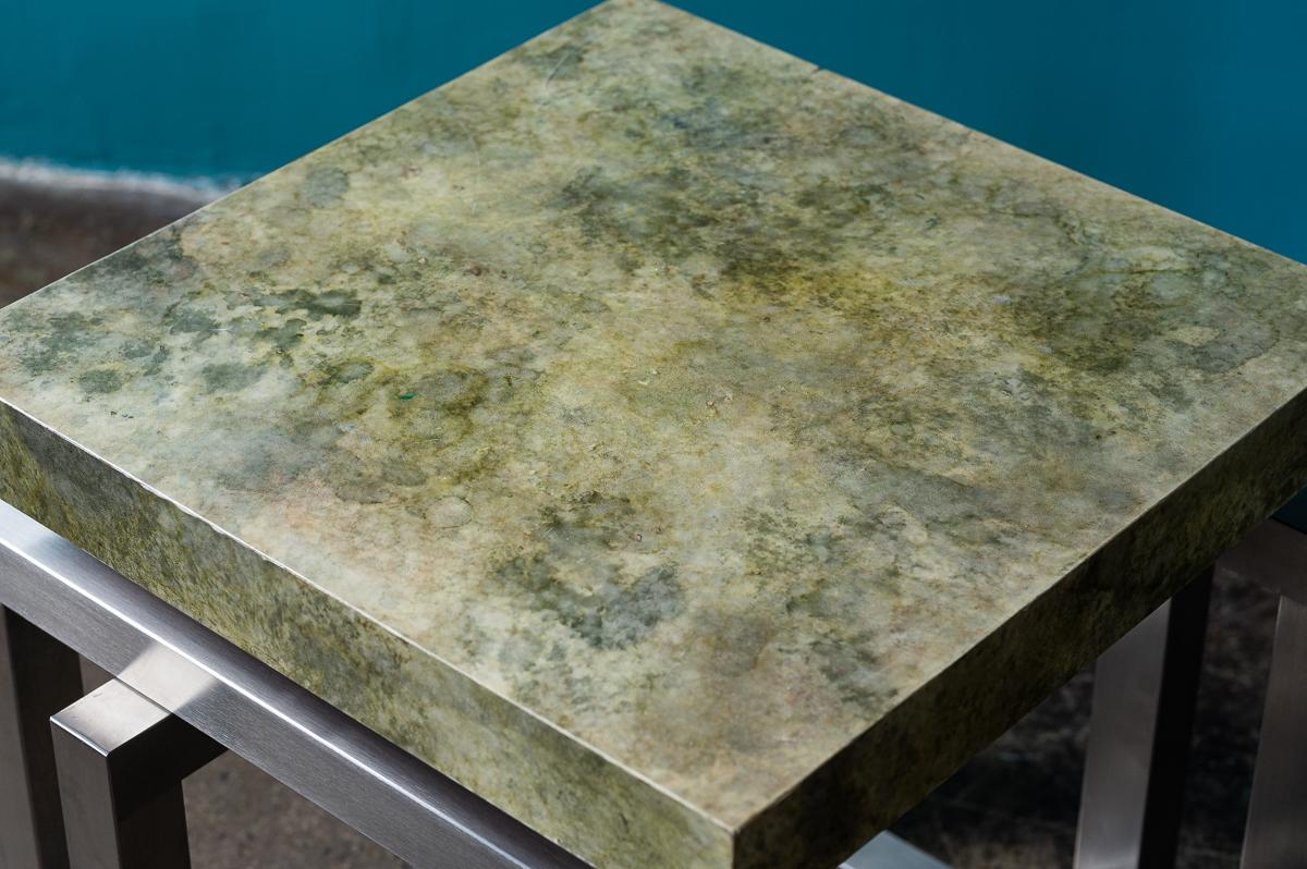 Tisch aus poliertem Stahl und grüner Pergamentplatte im Stil von Milo Baughman (Mitte des 20. Jahrhunderts) im Angebot