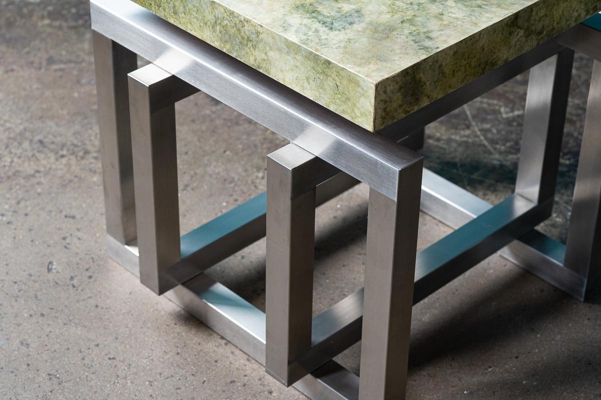 Tisch aus poliertem Stahl und grüner Pergamentplatte im Stil von Milo Baughman im Angebot 1