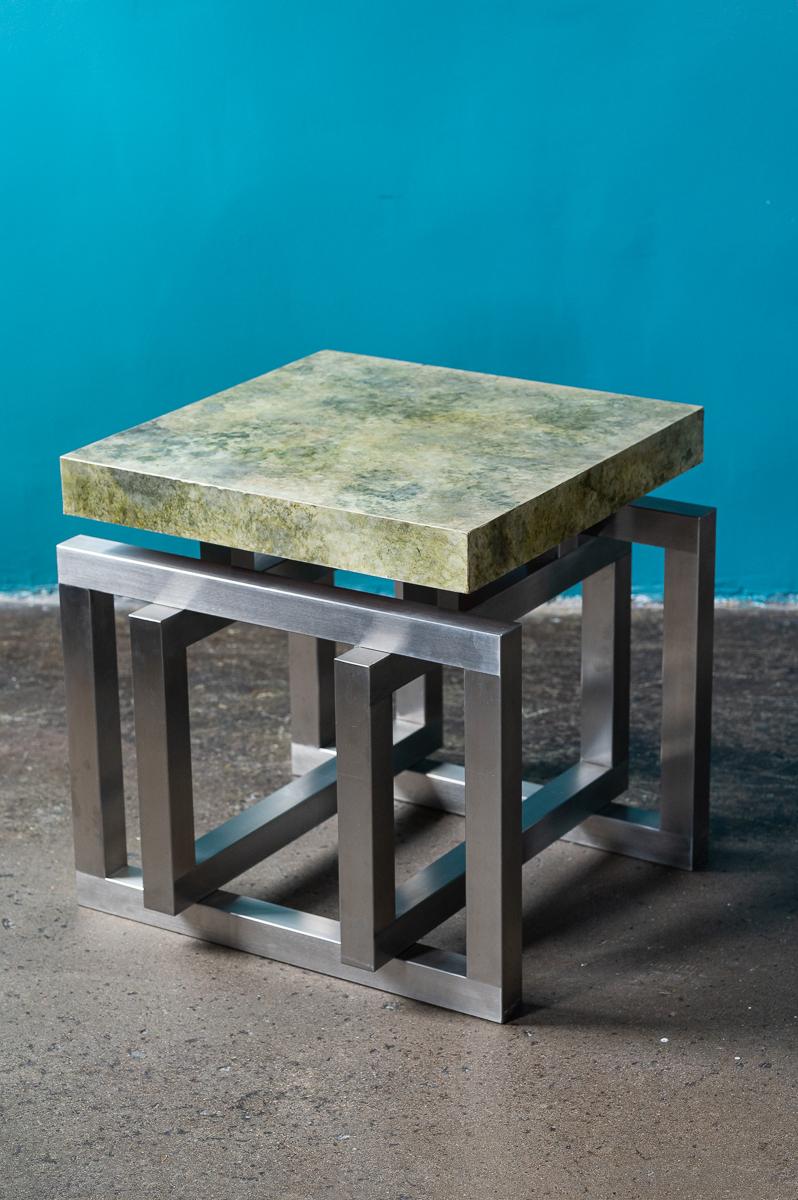 Table à plateau en acier poli et parchemin vert dans le style de Milo Baughman en vente 1