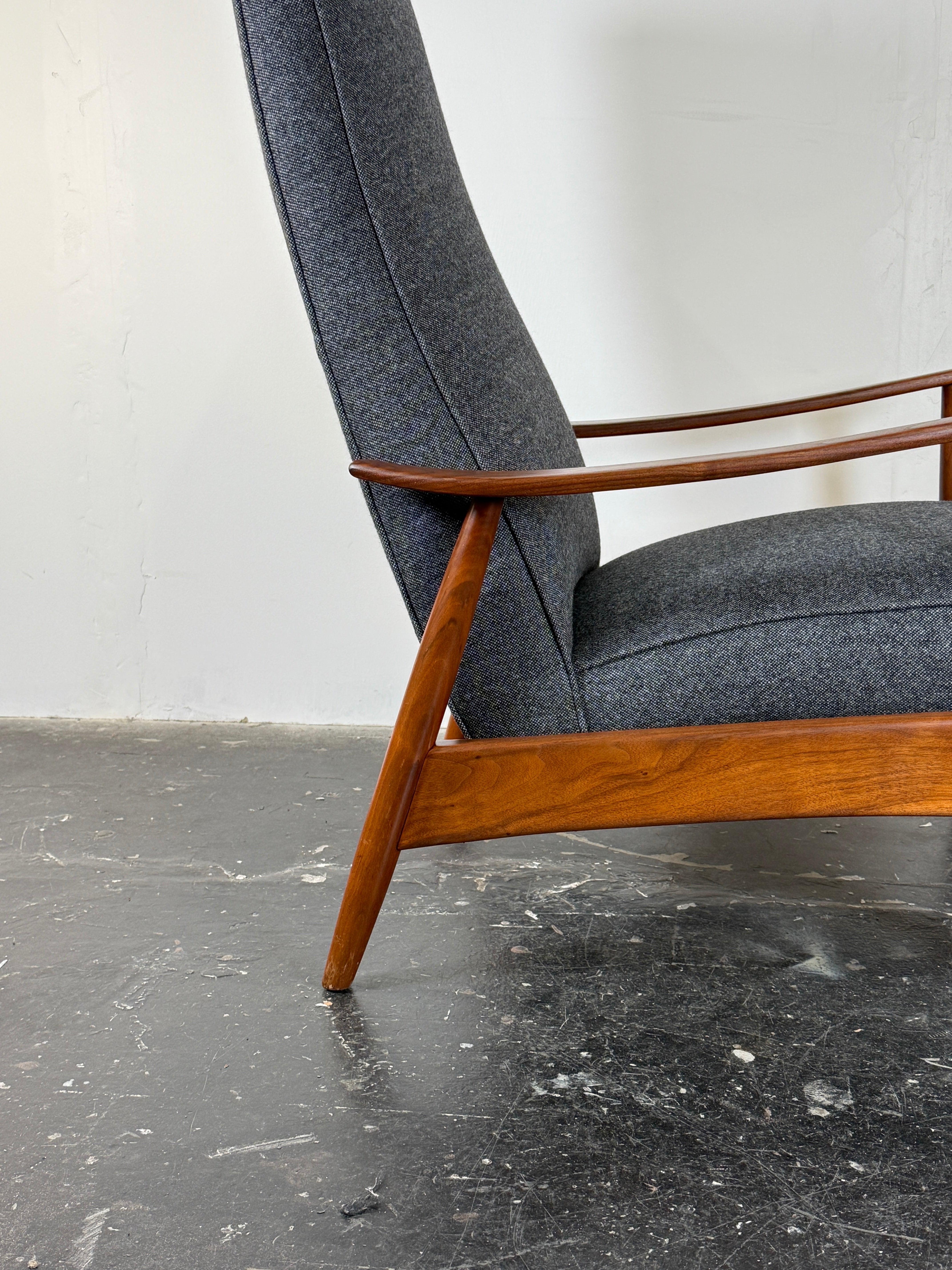 Ein gut gestalteter, moderner und superbequemer Ruhesessel, der drei Komfortstufen in der Liegeposition bietet.
Mit einem leichten Druck im Sitzen lässt sich die Sitzposition von aufrecht über die Füße nach oben bis hin zum vollständigen