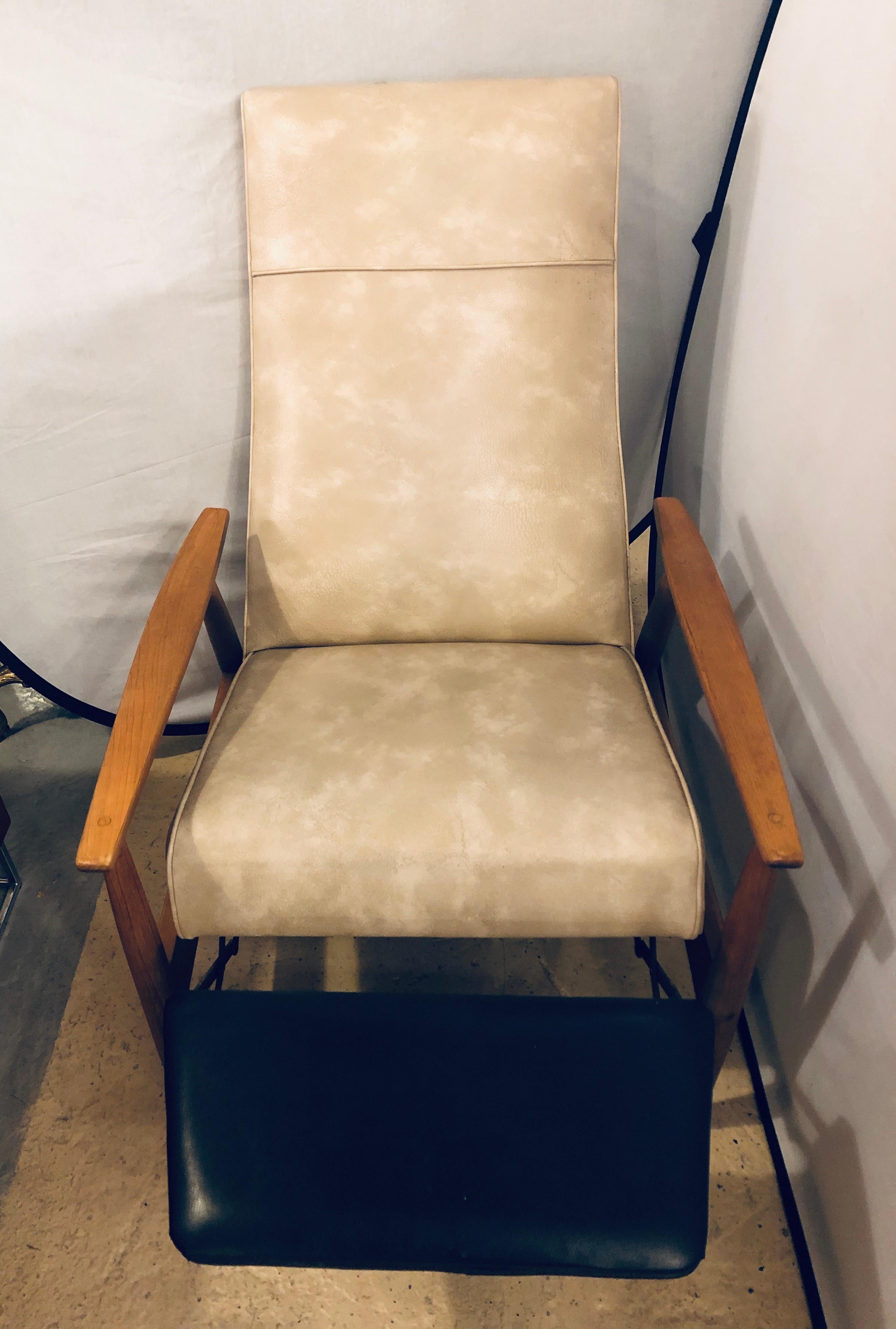 Milo Baughman Reclining Lounge Chair Thayer Coggin In Fair Condition In Stamford, CT