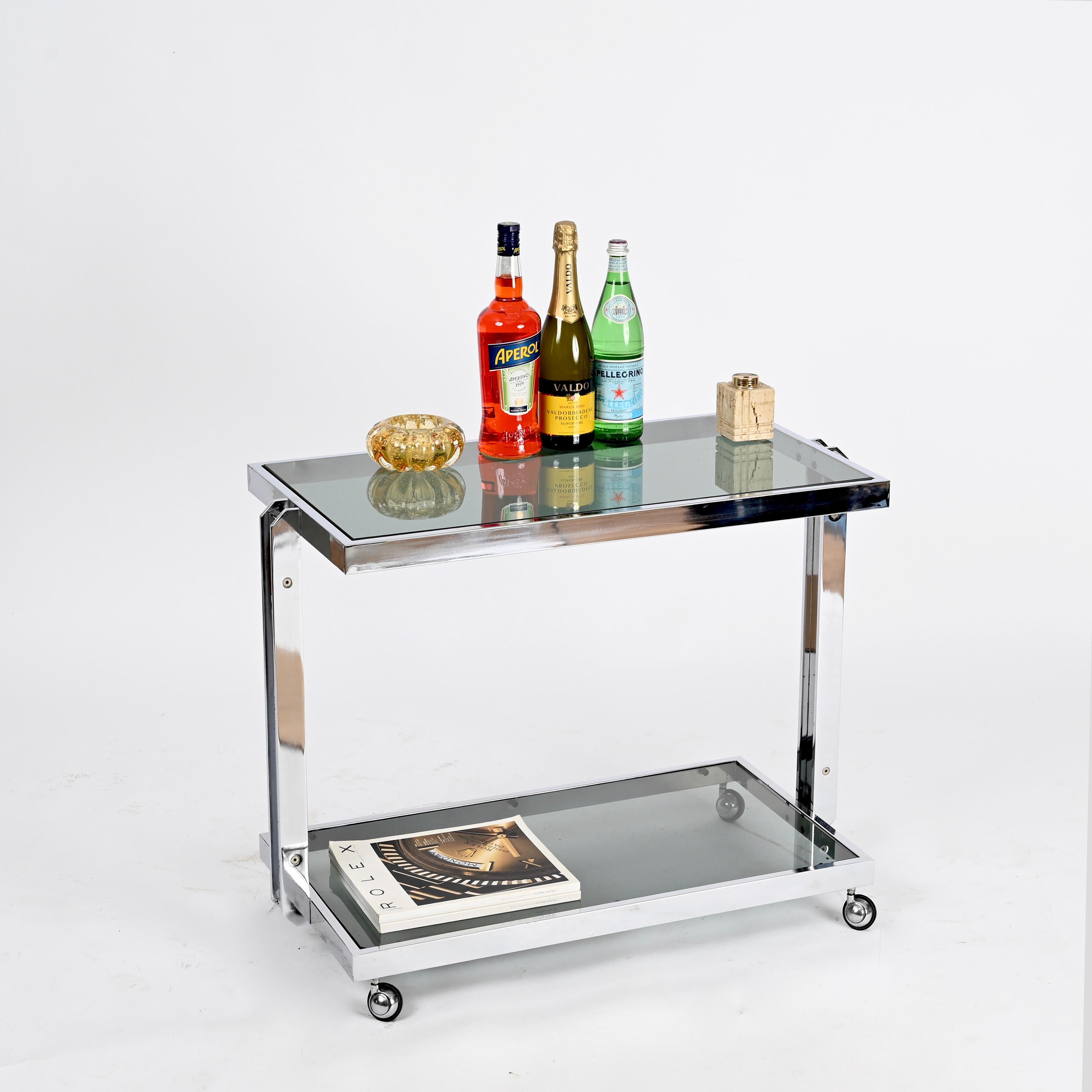 Mid-Century Modern Milo Baughman Chariot de bar de service rectangulaire en chrome et verre fumé, années 1970 en vente