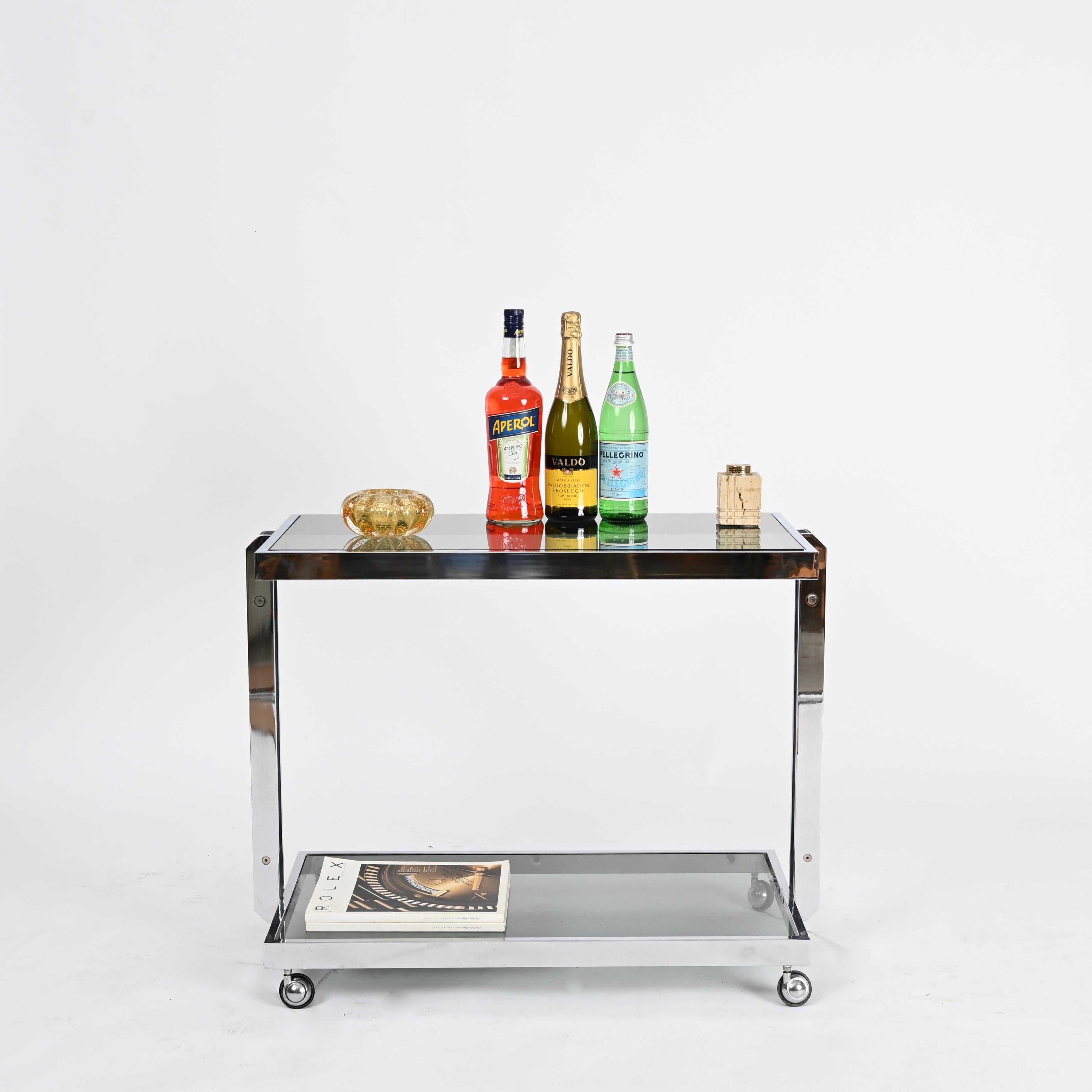 Métal Milo Baughman Chariot de bar de service rectangulaire en chrome et verre fumé, années 1970 en vente