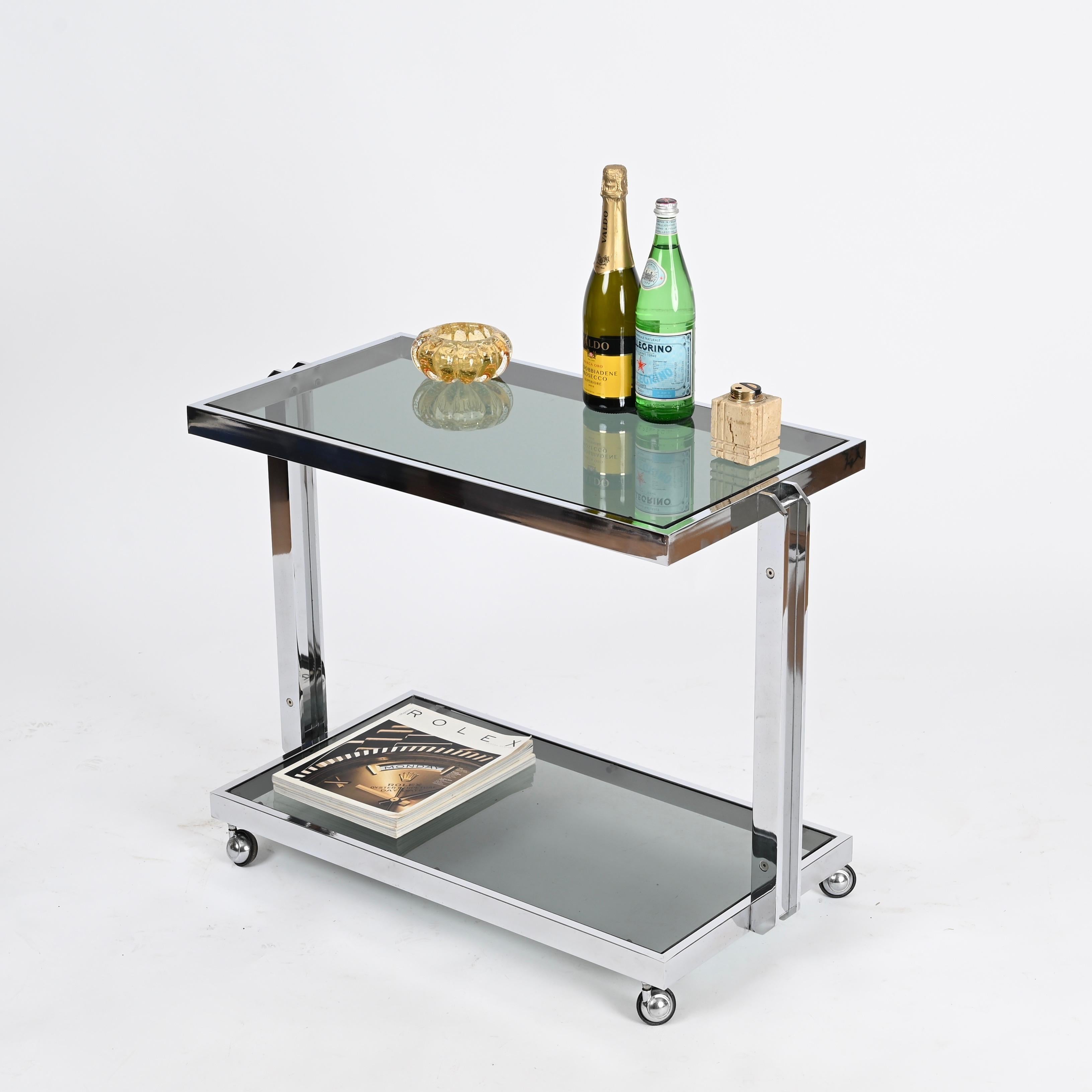 Milo Baughman Chariot de bar de service rectangulaire en chrome et verre fumé, années 1970 en vente 2