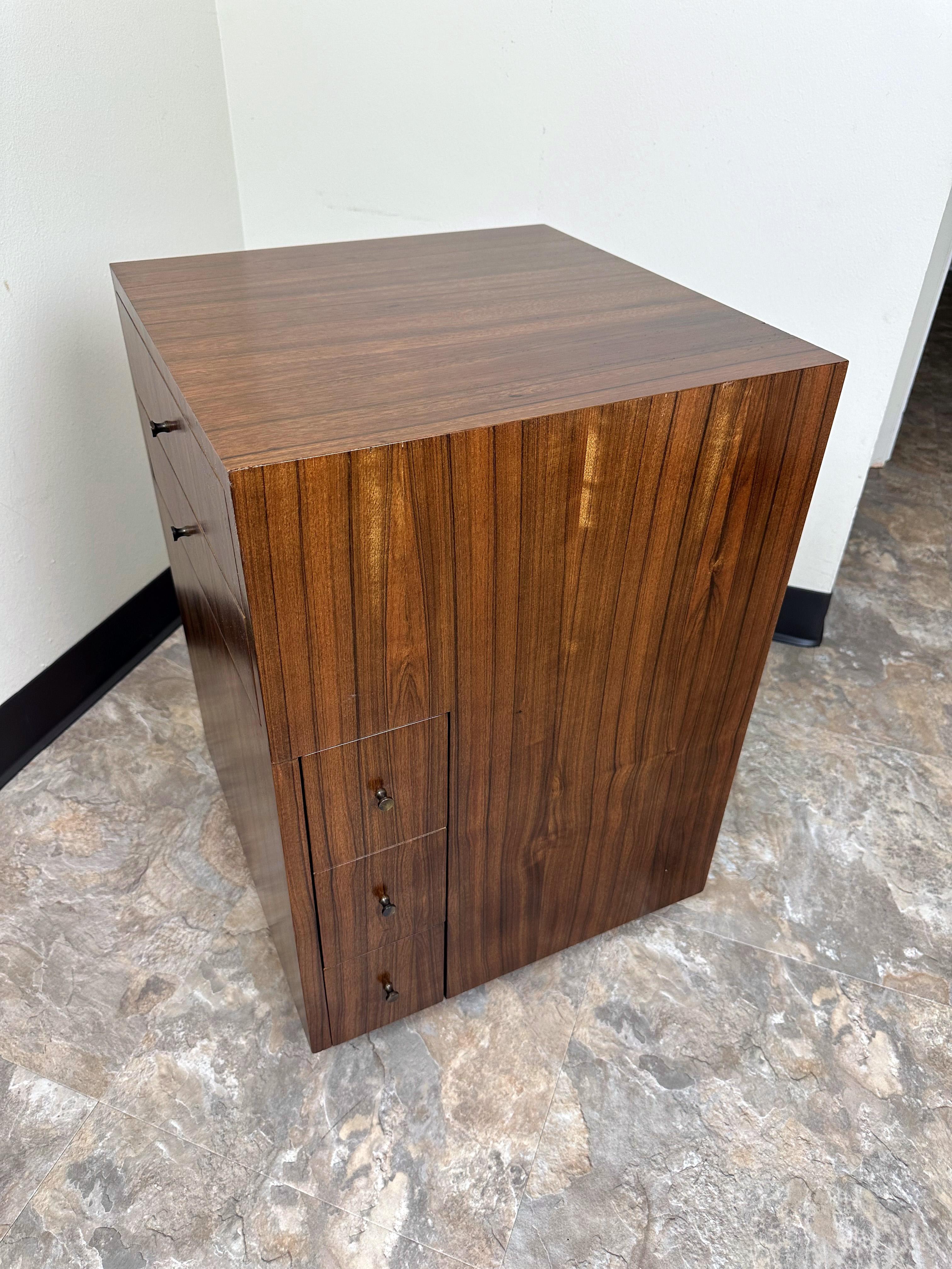 Mid-Century Modern Milo Baughman Model 5009 Revolving Book Table for Directional Custom Collection For Sale