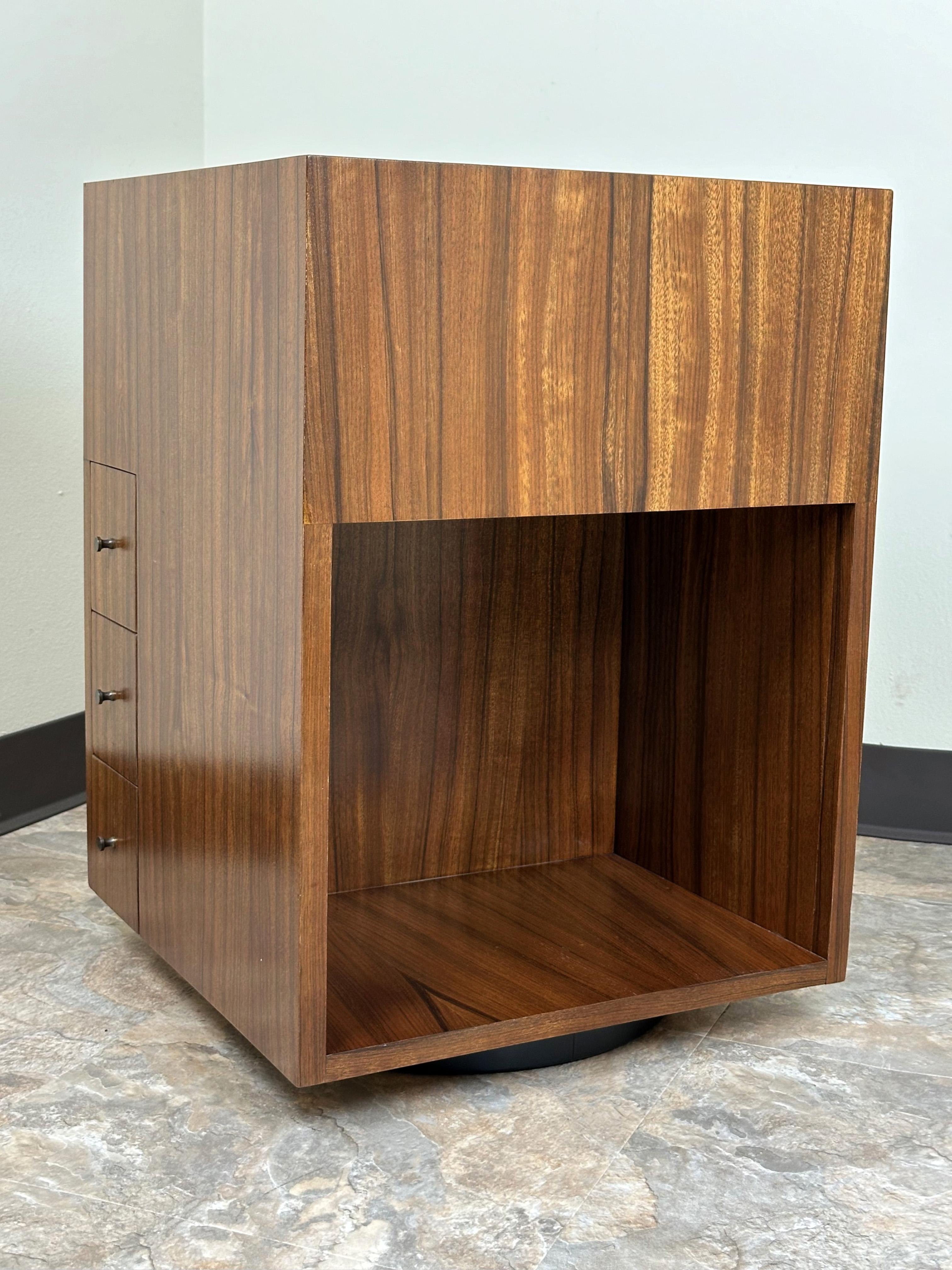 Hardwood Milo Baughman Model 5009 Revolving Book Table for Directional Custom Collection For Sale