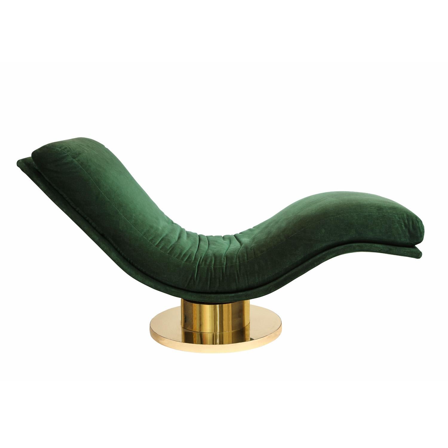 Iconic sculptural rocking and swiveling chaise in green velvet on brass base by Milo Baughman for Thayer Coggin, American 1970's (paper label on bottom reads “Thayer Coggin Inc”). This chaise is super chic and extremely comfortable. This is