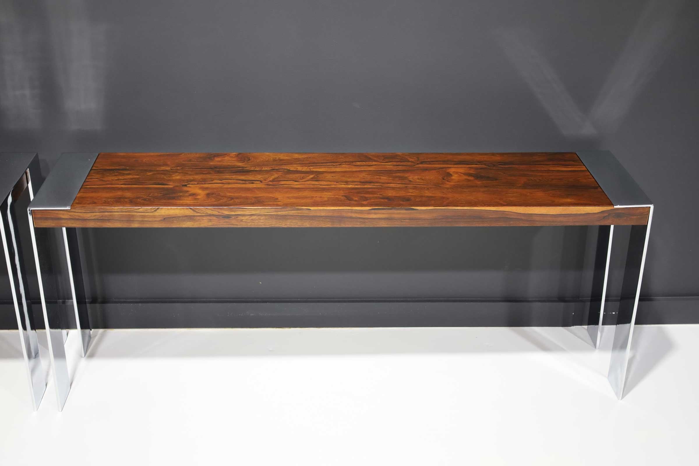 Nous avons une paire de ces magnifiques consoles en bois de rose très travaillé par Flair. Nous vendons individuellement. Les tables ont été entièrement restaurées avec un nouveau chromage et une nouvelle finition du bois. Une belle paire !