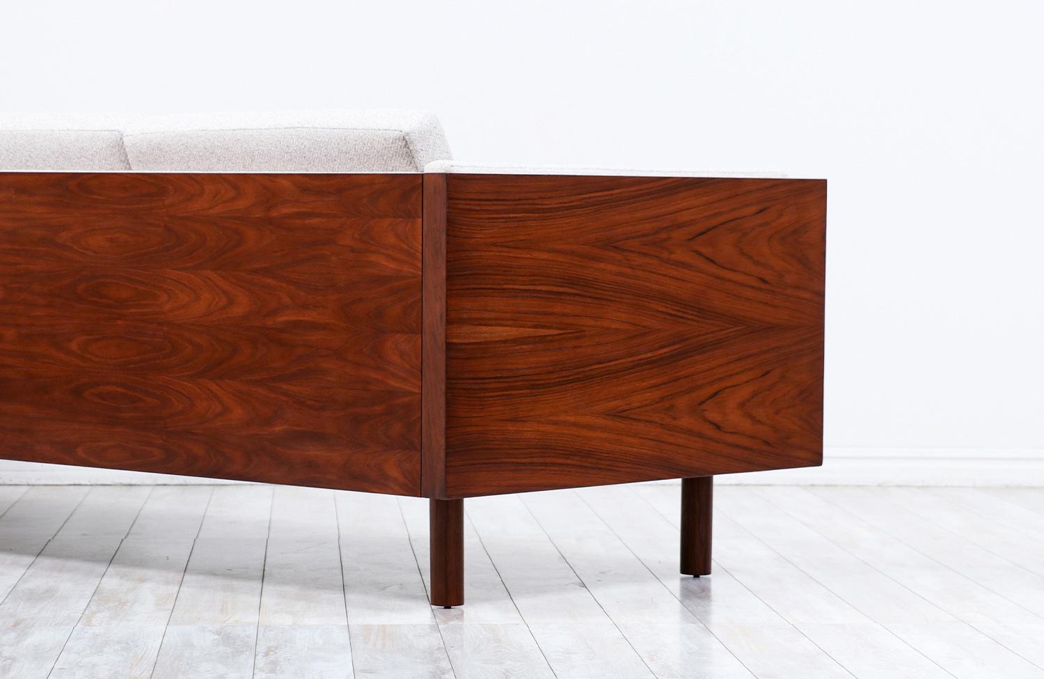  Expertly Restored - Milo Baughman Rosewood Case Sofa for Thayer Coggin In Excellent Condition For Sale In Los Angeles, CA