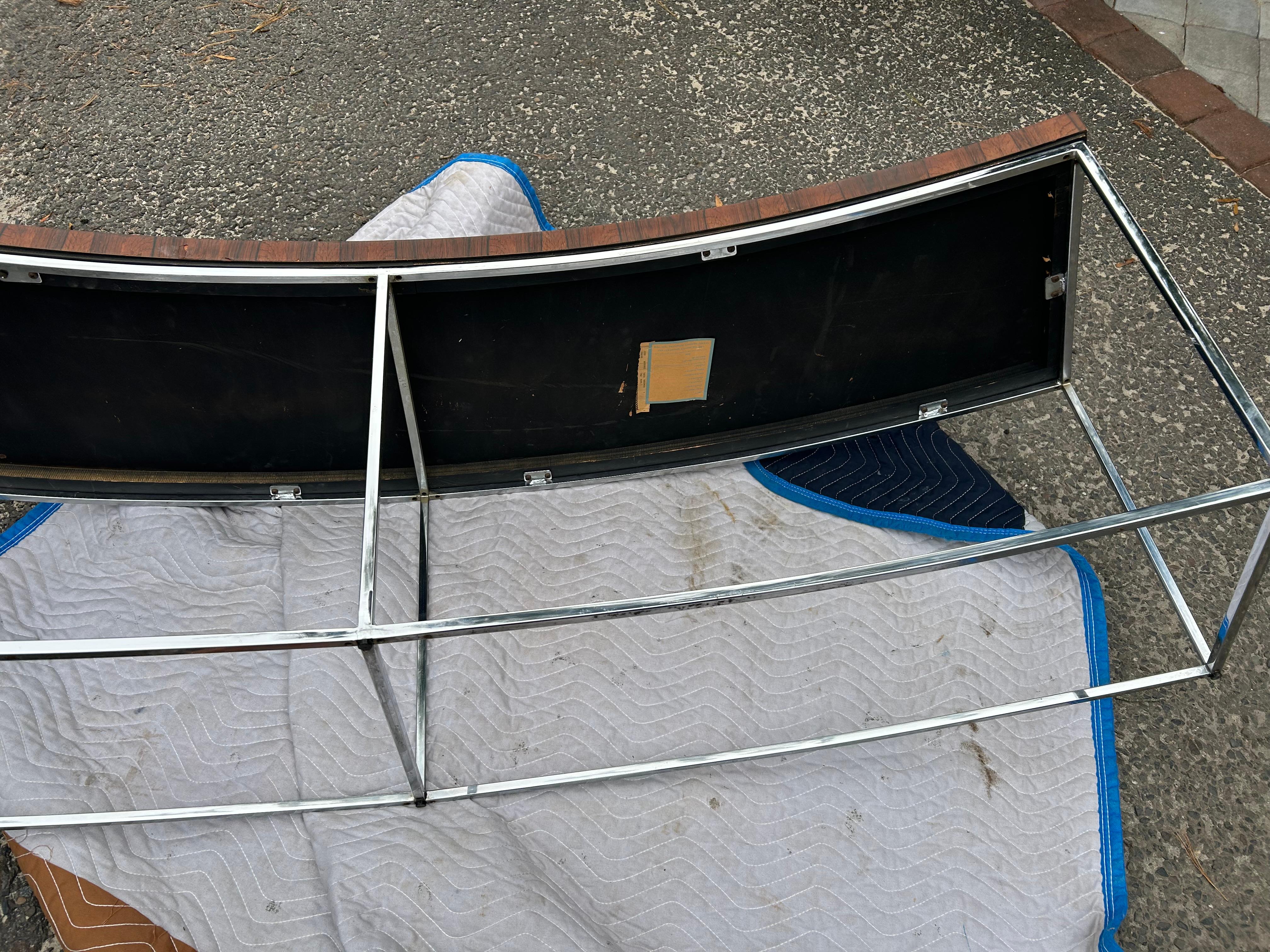 Milo Baughman Panca da console curva in legno di palissandro e cromo, metà del secolo scorso in vendita 5