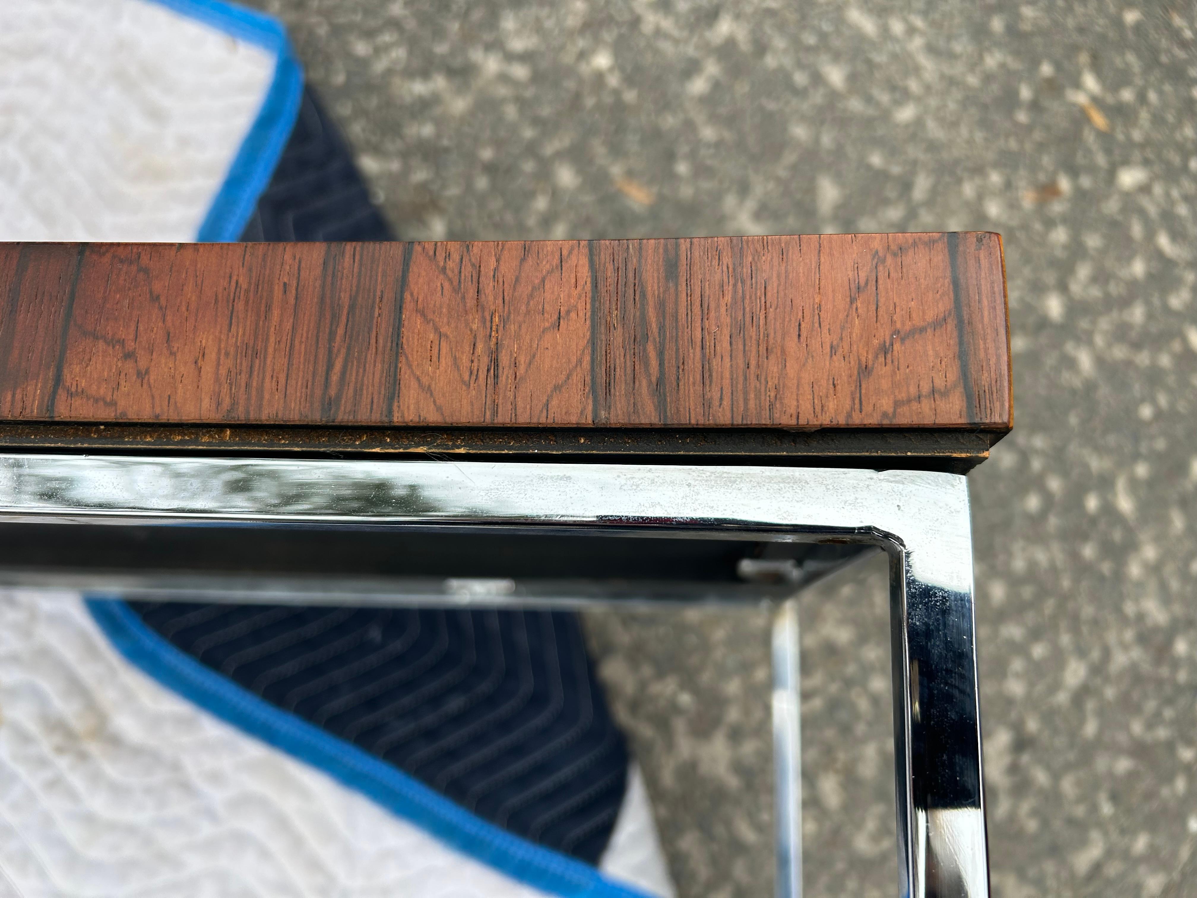 Milo Baughman Panca da console curva in legno di palissandro e cromo, metà del secolo scorso in vendita 7