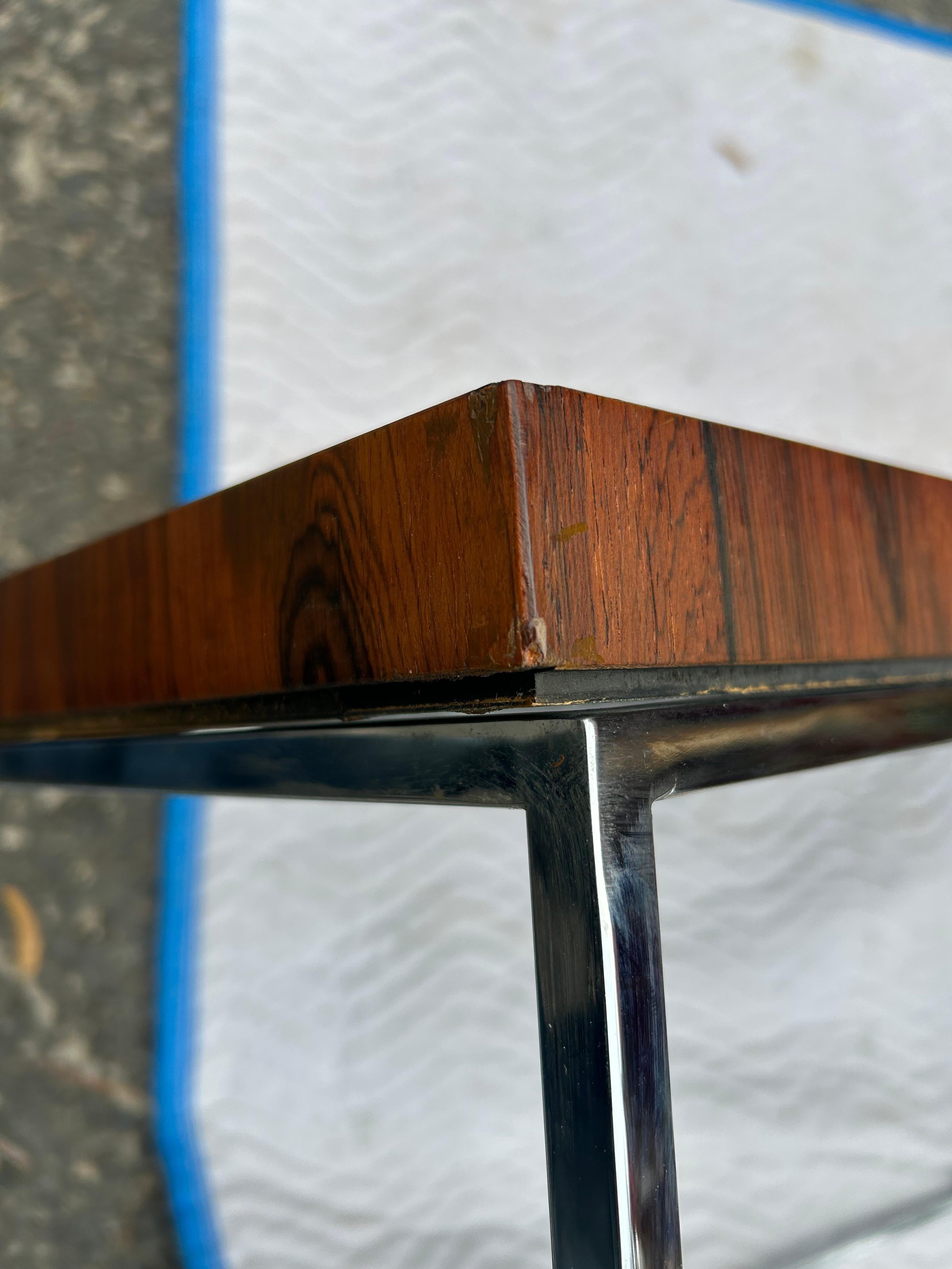 Milo Baughman Panca da console curva in legno di palissandro e cromo, metà del secolo scorso in vendita 9