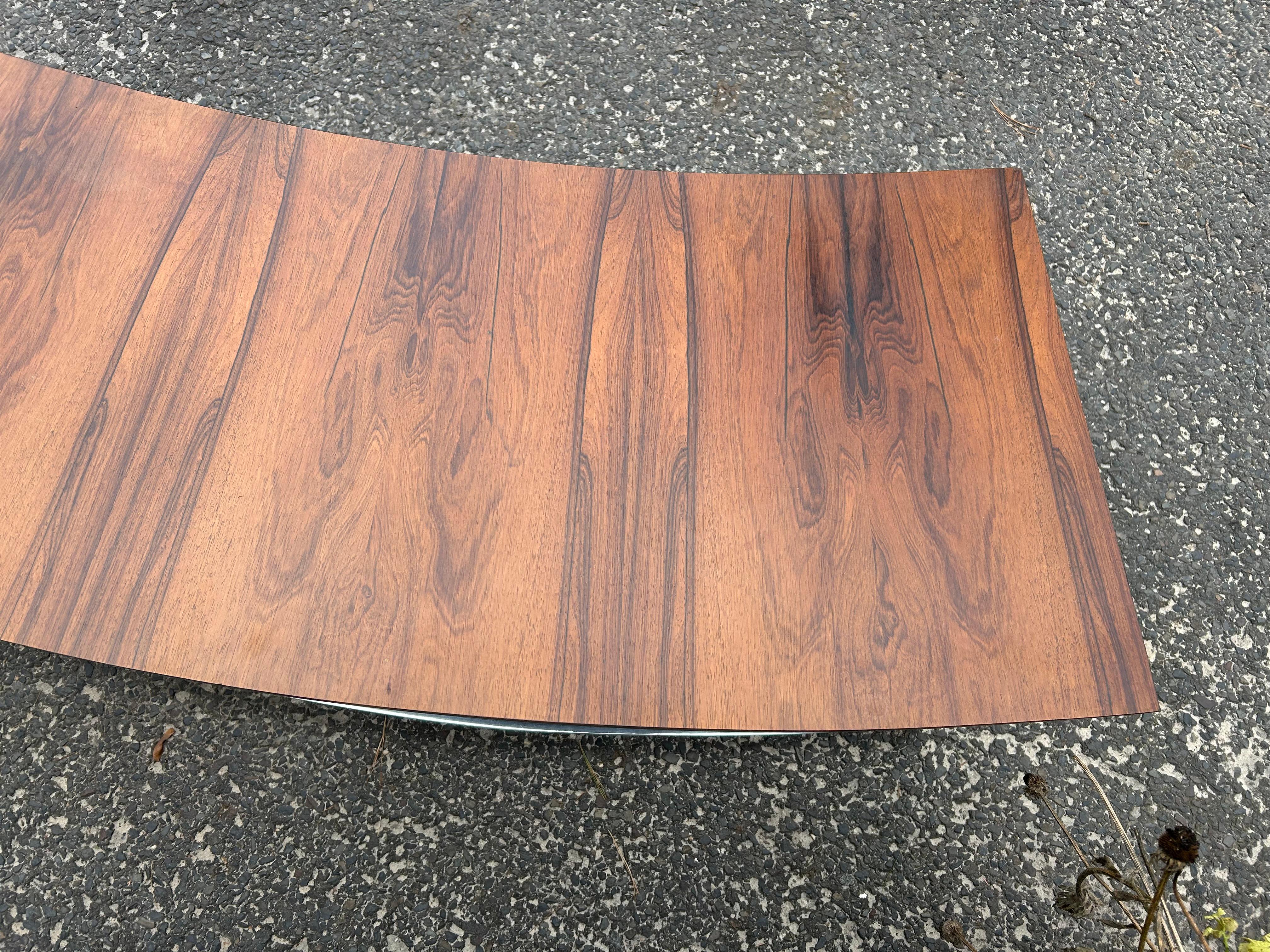 Americano Milo Baughman Panca da console curva in legno di palissandro e cromo, metà del secolo scorso in vendita