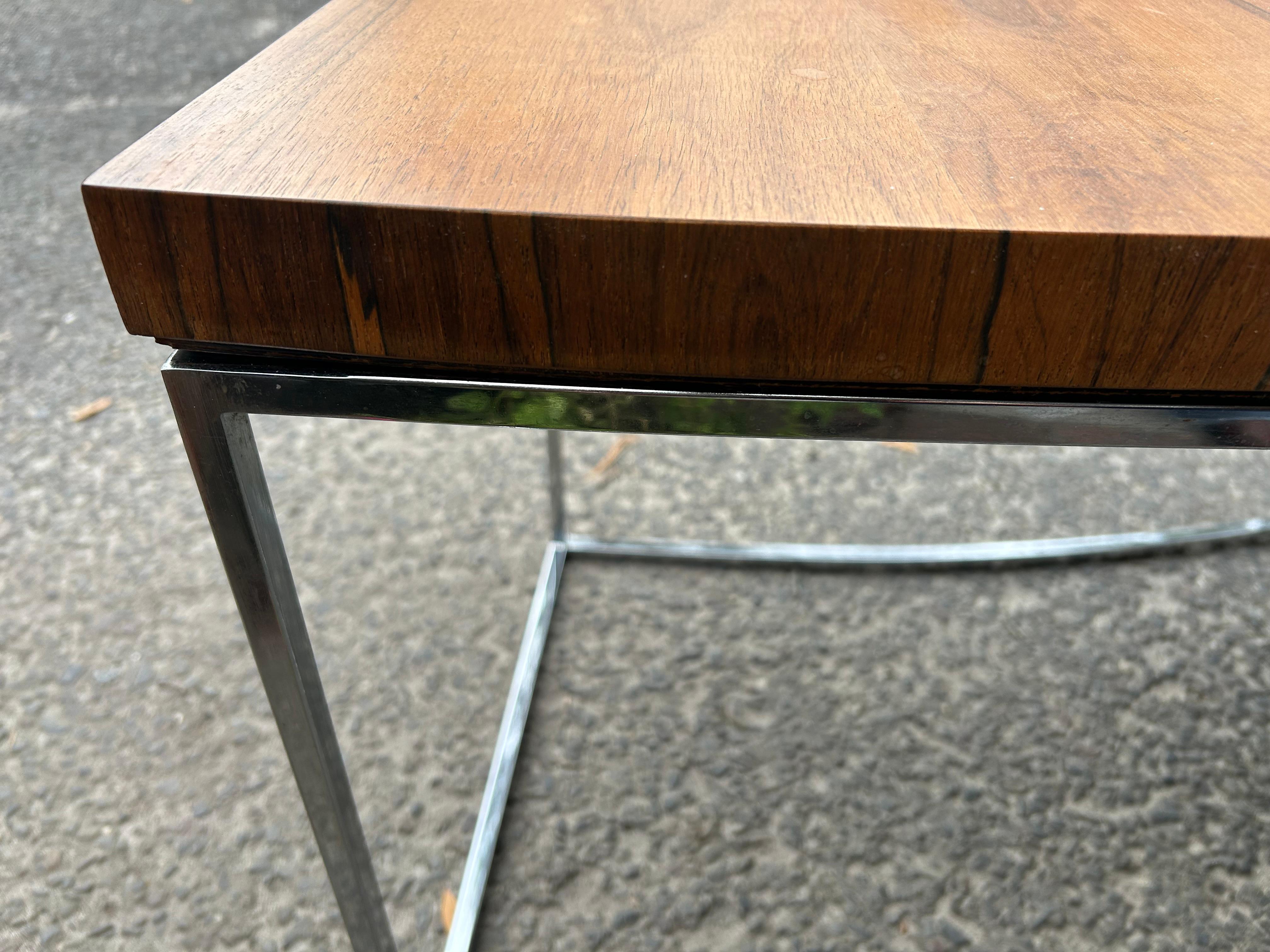 Milo Baughman Panca da console curva in legno di palissandro e cromo, metà del secolo scorso In condizioni buone in vendita a Pemberton, NJ