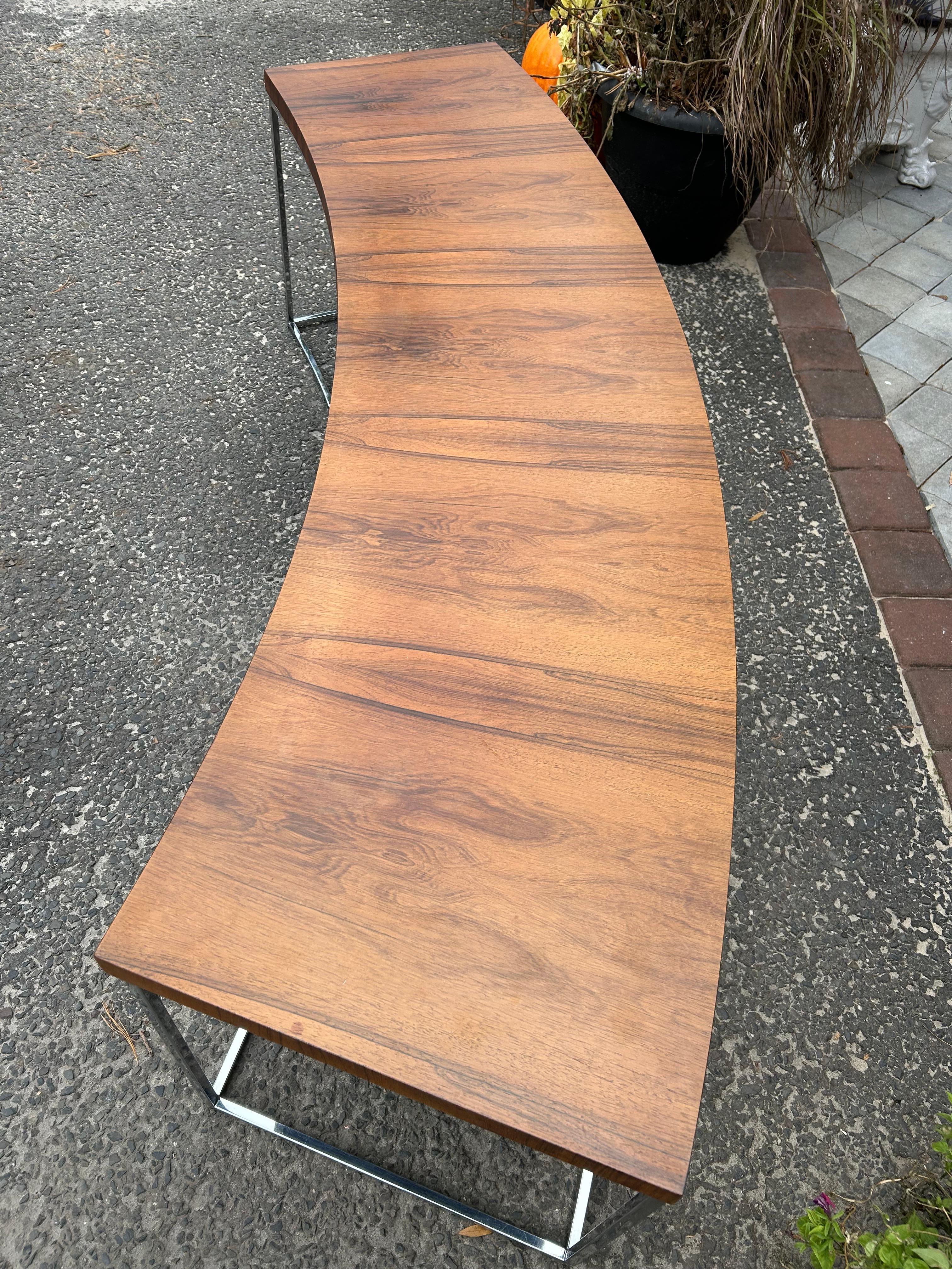 Cromo Milo Baughman Panca da console curva in legno di palissandro e cromo, metà del secolo scorso in vendita