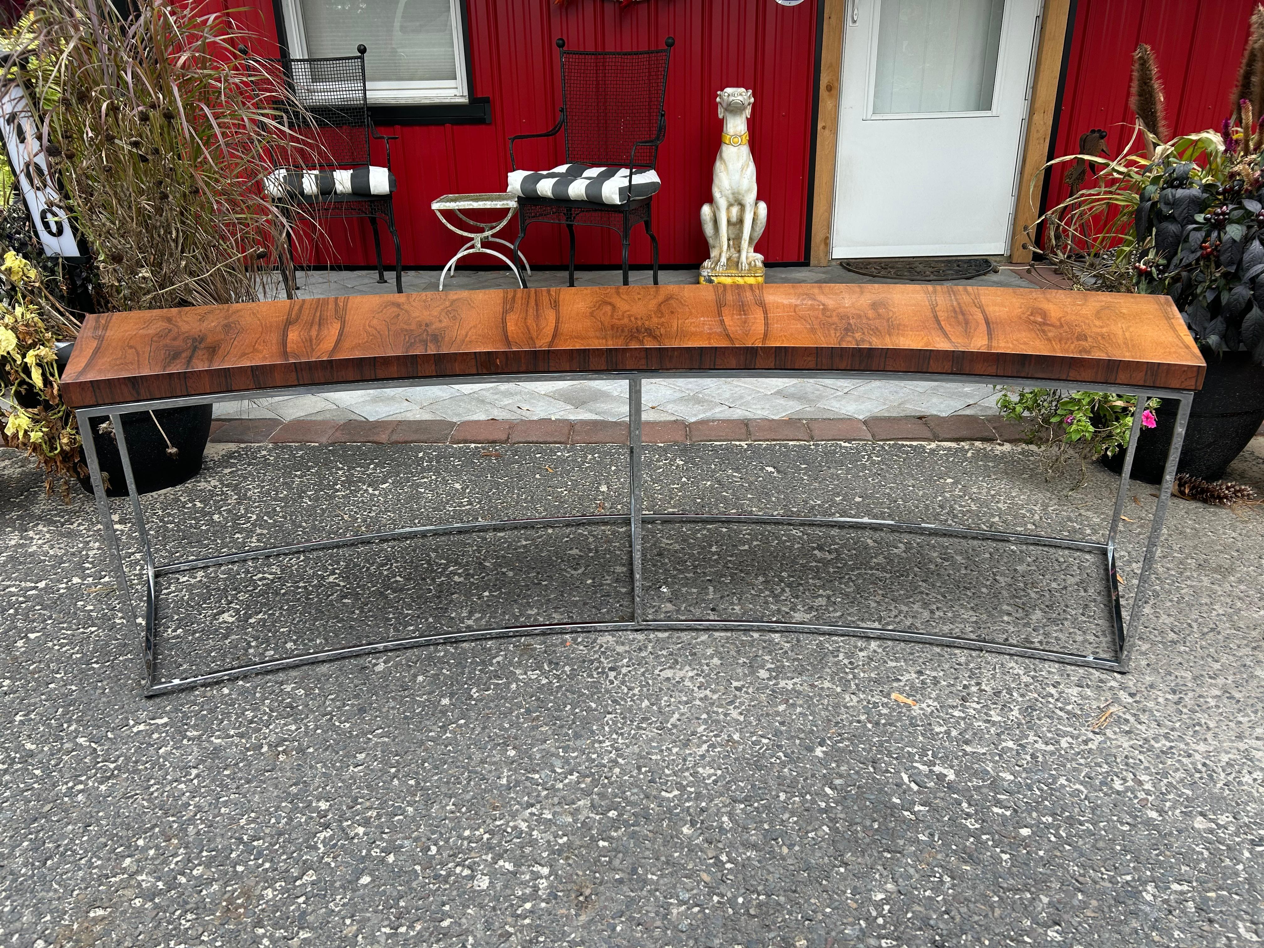 Milo Baughman Panca da console curva in legno di palissandro e cromo, metà del secolo scorso in vendita 1