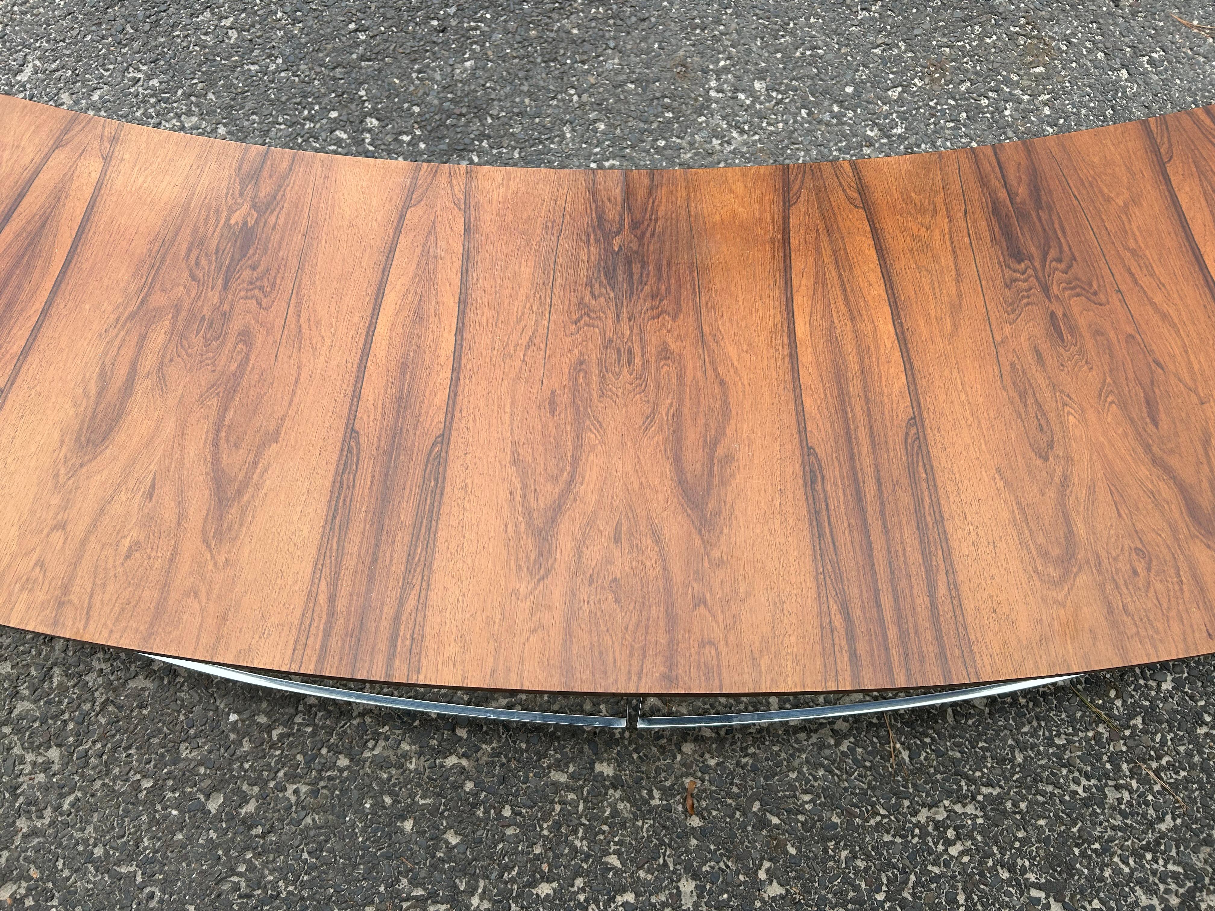 Milo Baughman Panca da console curva in legno di palissandro e cromo, metà del secolo scorso in vendita 2