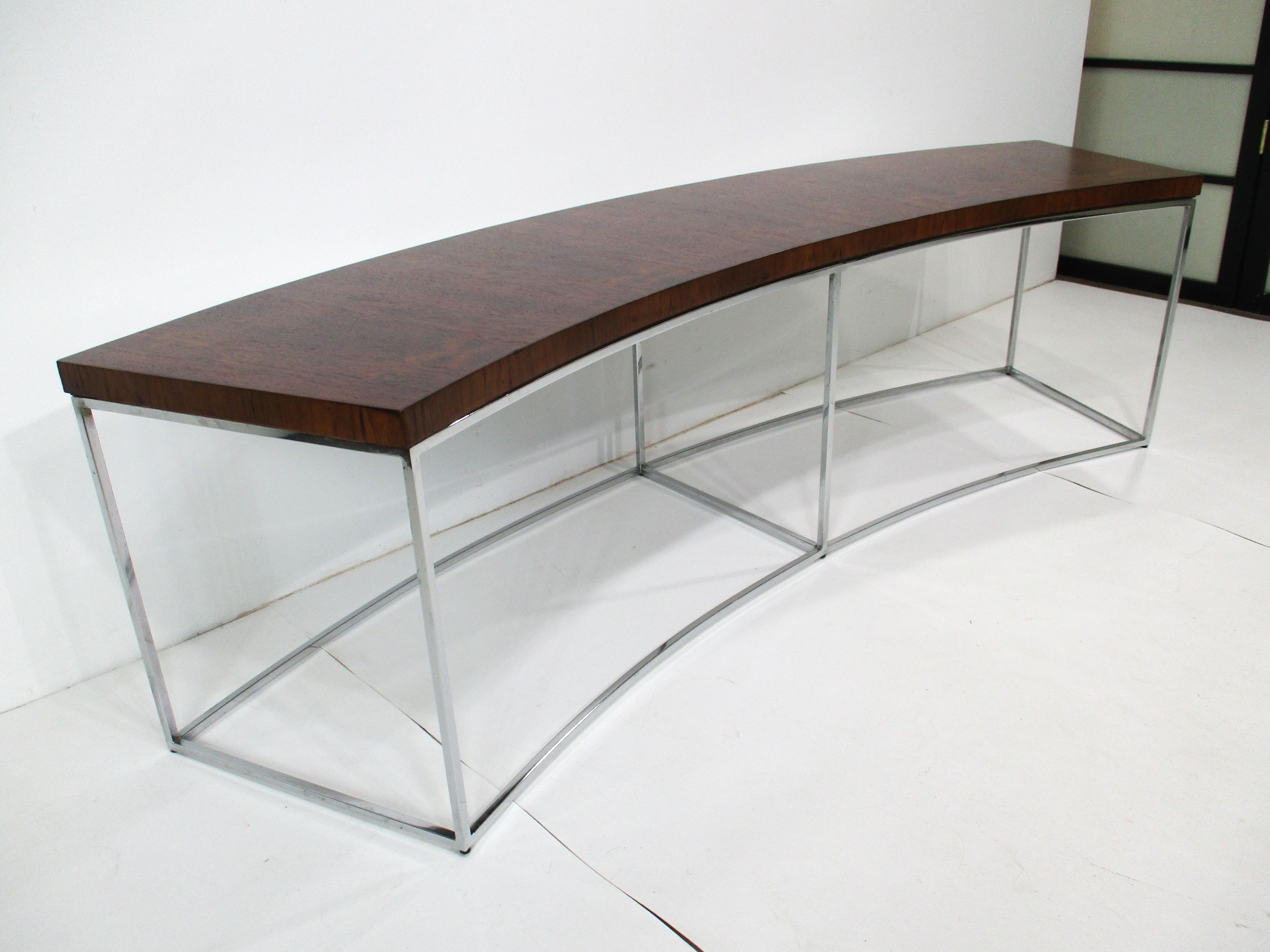 Milo Baughman Rosewood / Chrome Curved Sofa Table for Thayer Coggin In Good Condition For Sale In Cincinnati, OH