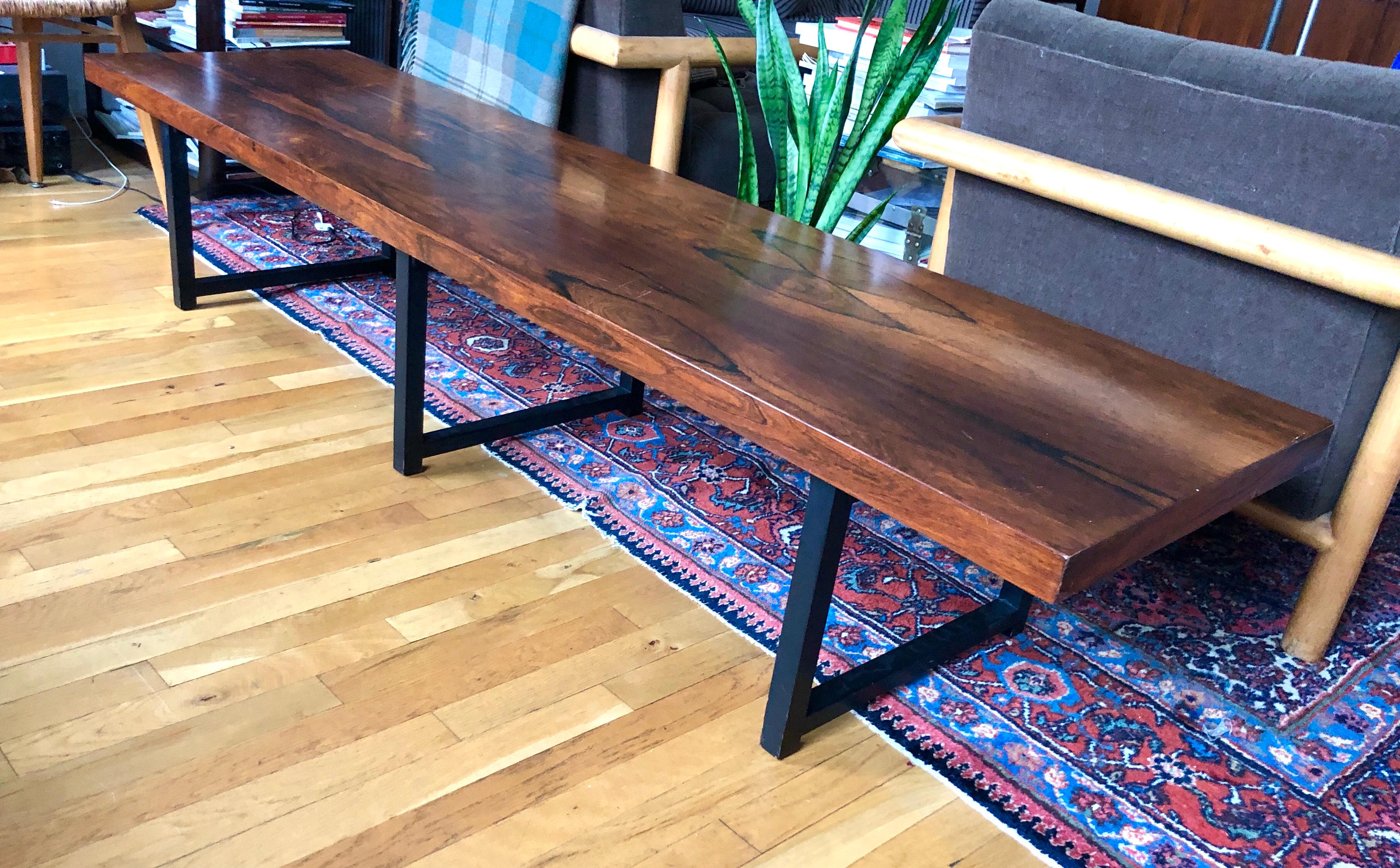 Niedrige Bank/Tisch aus stark gemasertem Palisanderfurnier auf drei Schlittenbeinen aus ebonisiertem Holz. Für Thayer-Coggin Möbel, ca. 1960er Jahre