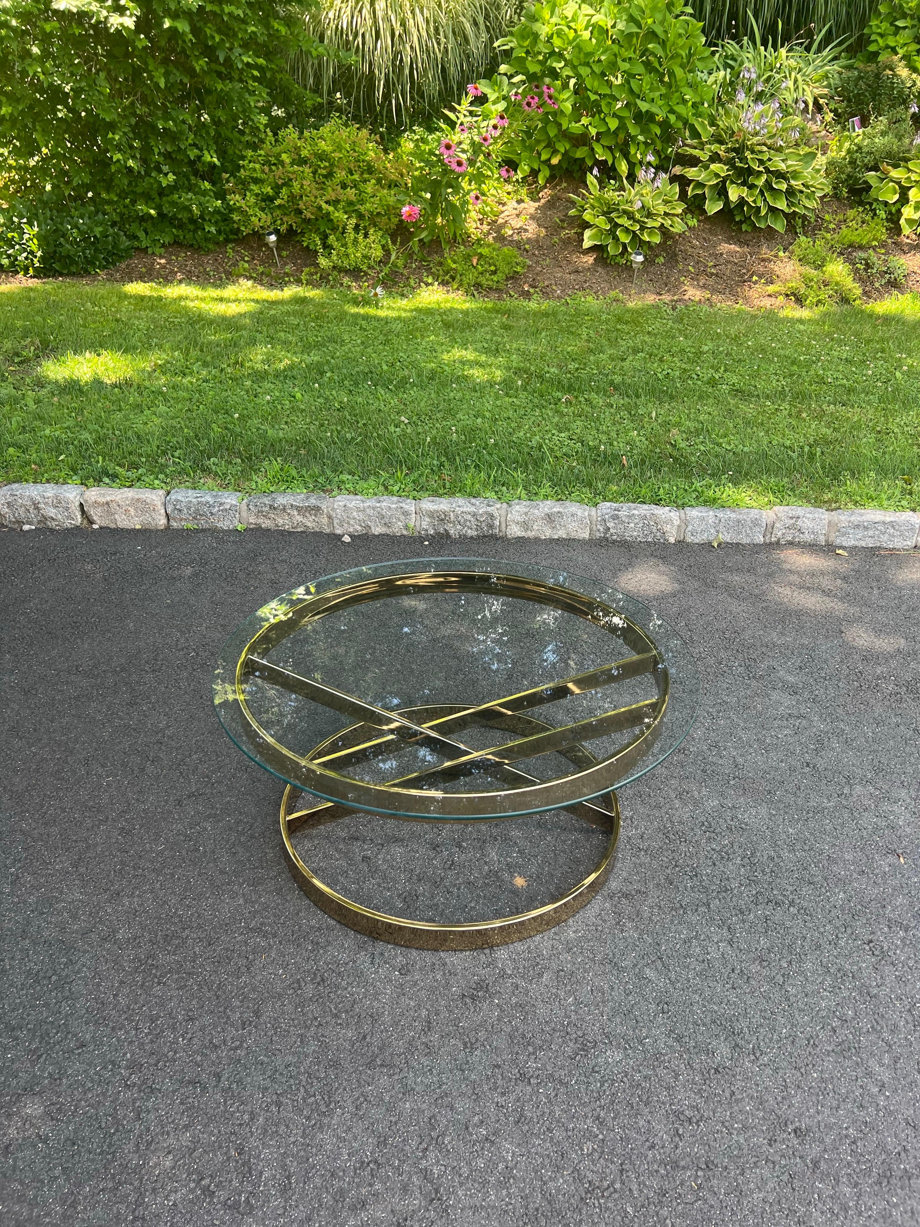 Milo Baughman Round Brass and Glass Table en vente 4