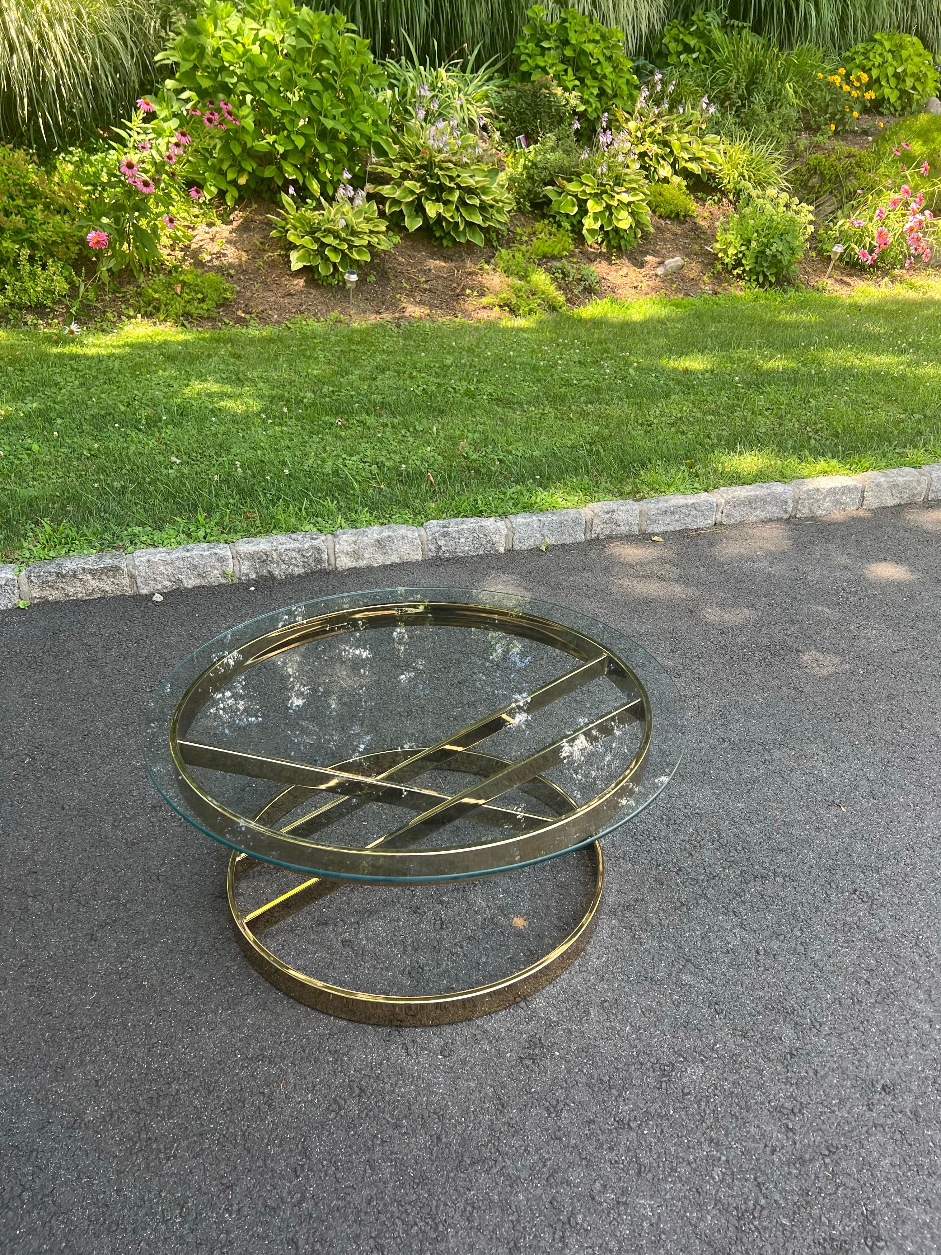Milo Baughman Round Brass and Glass Table en vente 5