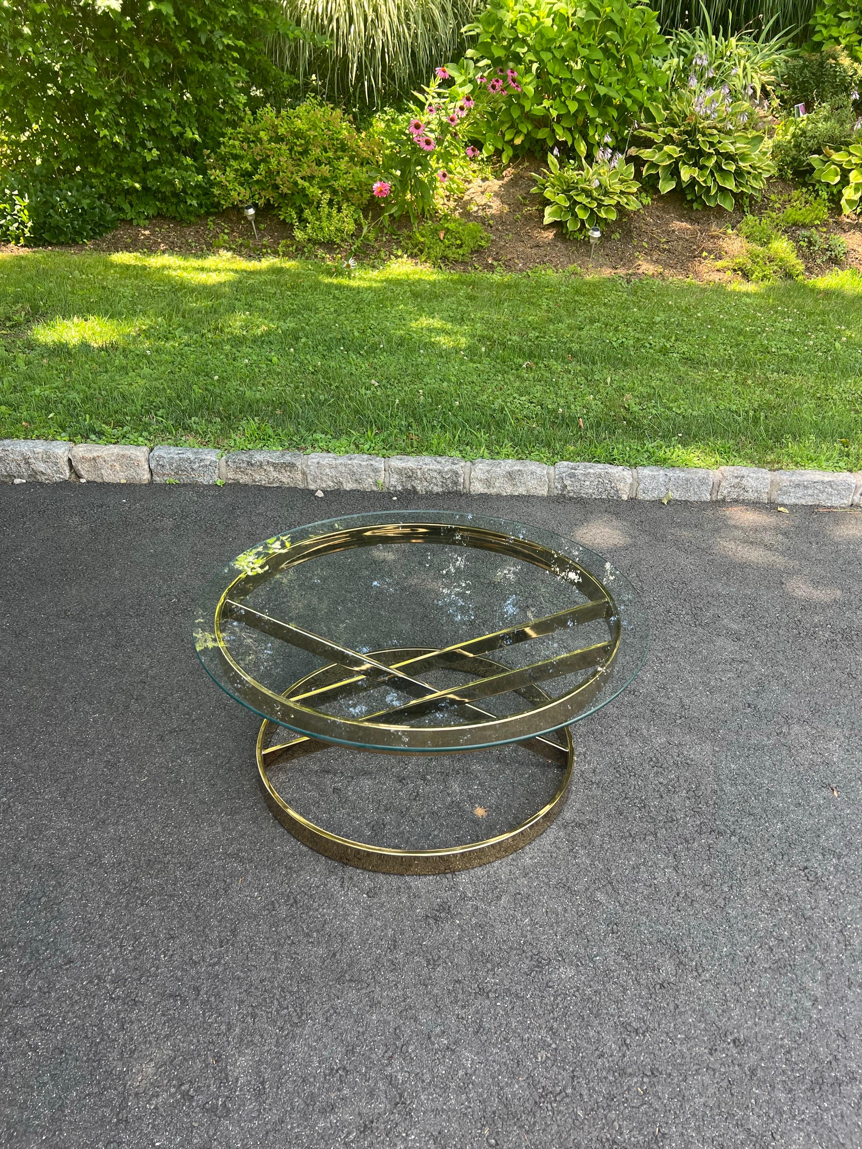 Milo Baughman Round Brass and Glass Table en vente 6