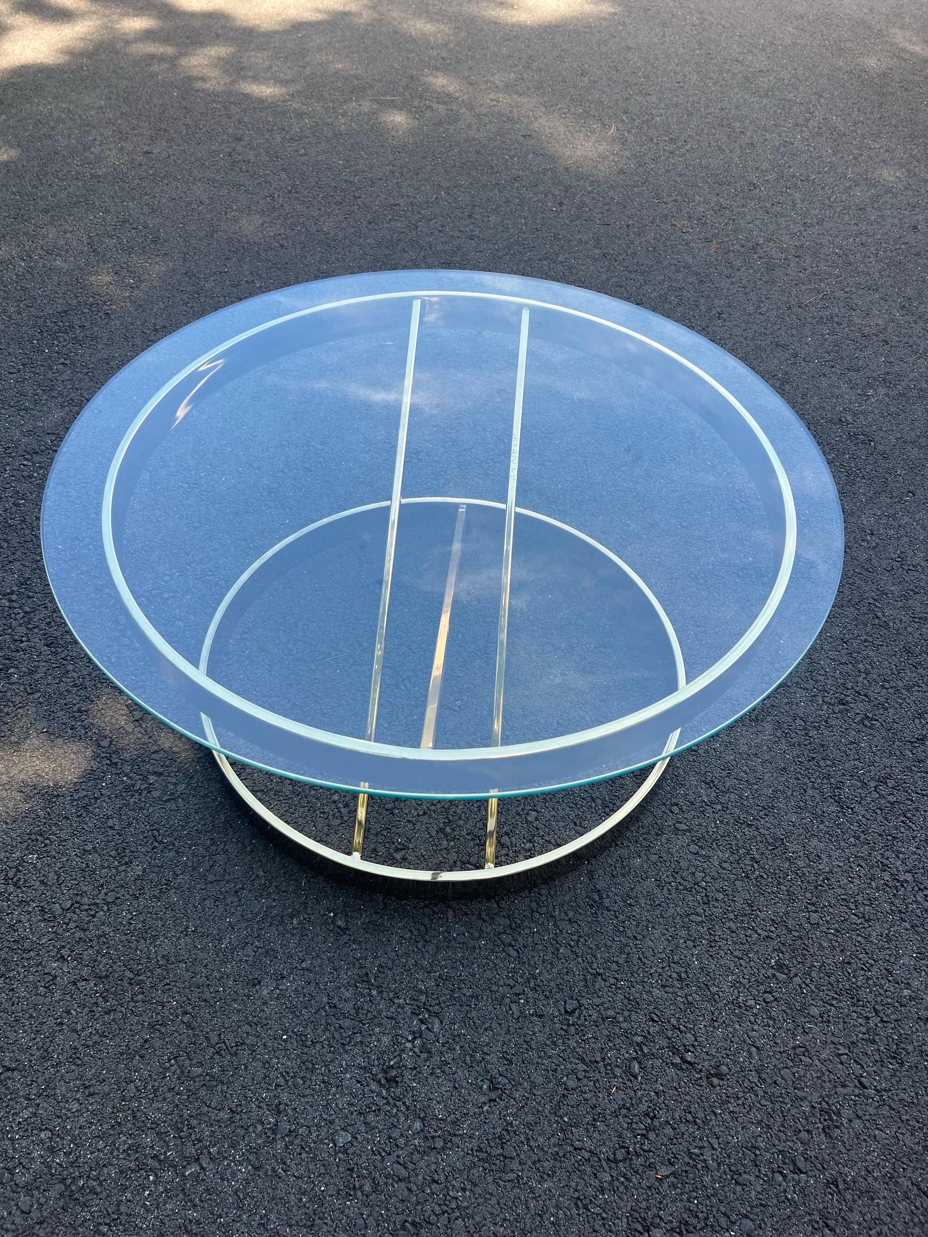 Table ronde en laiton et verre du milieu du siècle, attribuée à Milo Baughman. Design/One . Le verre est amovible. 