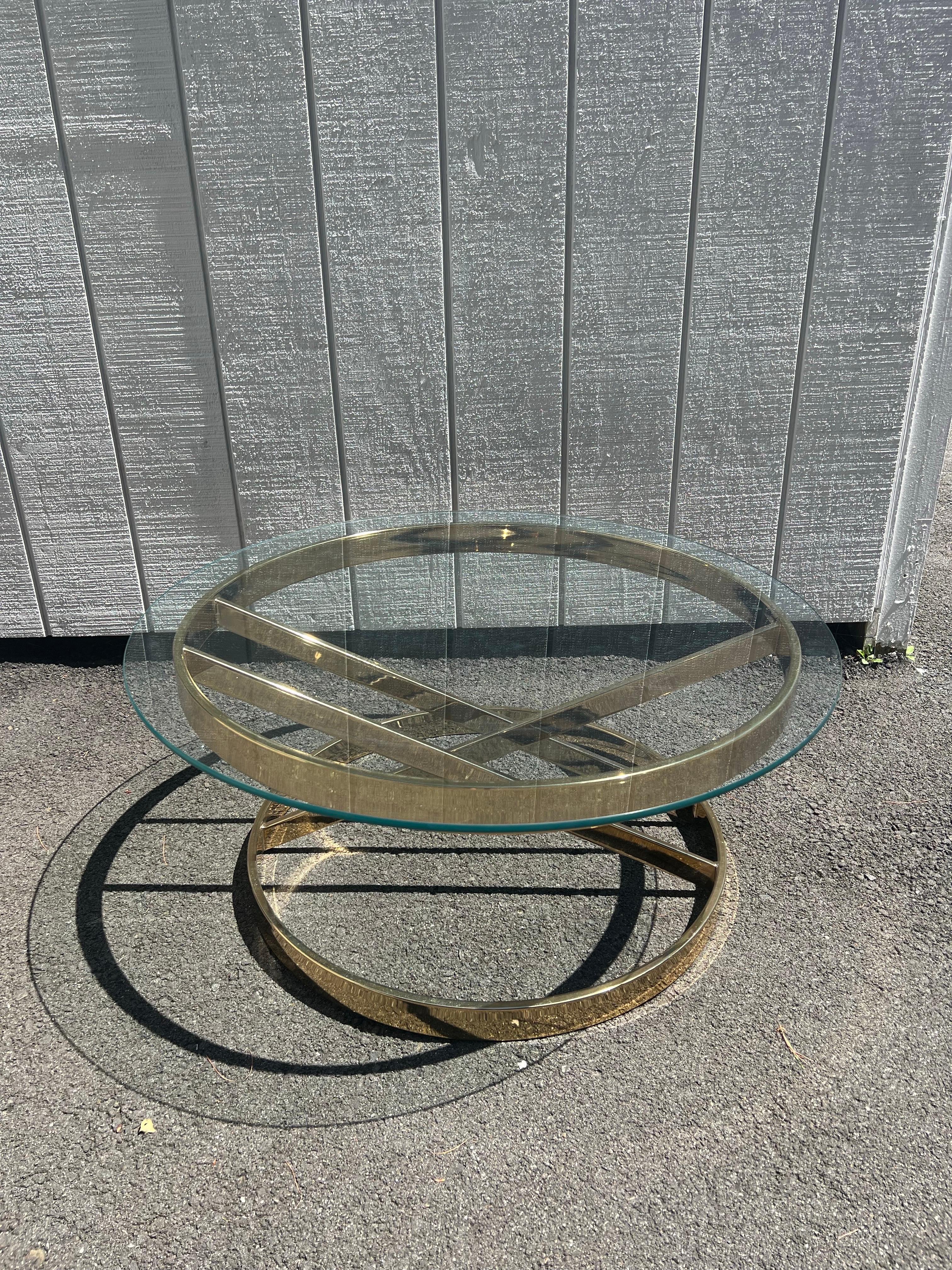 Hollywood Regency Milo Baughman Round Brass and Glass Table en vente