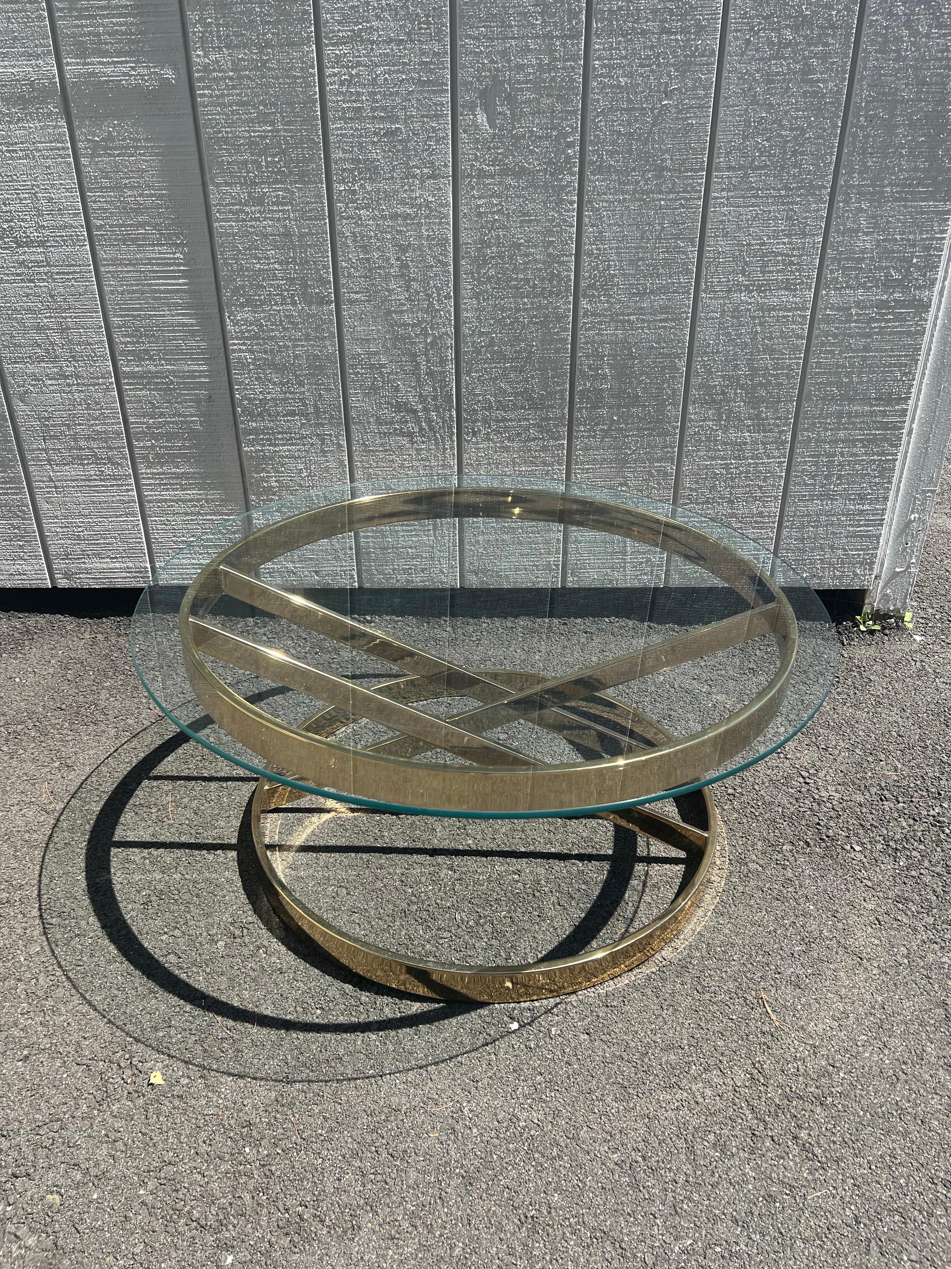 Américain Milo Baughman Round Brass and Glass Table en vente