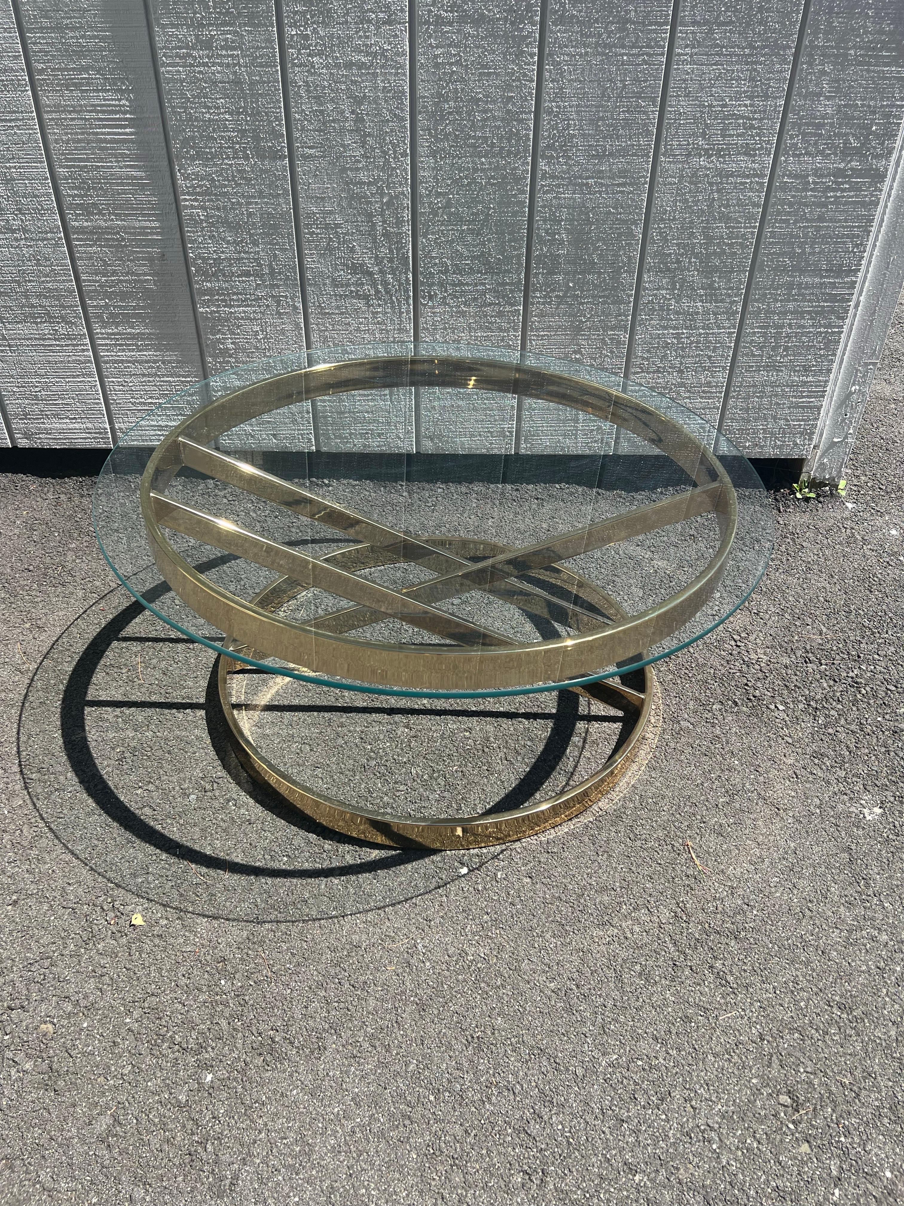 Milo Baughman Round Brass and Glass Table Bon état - En vente à Redding, CT