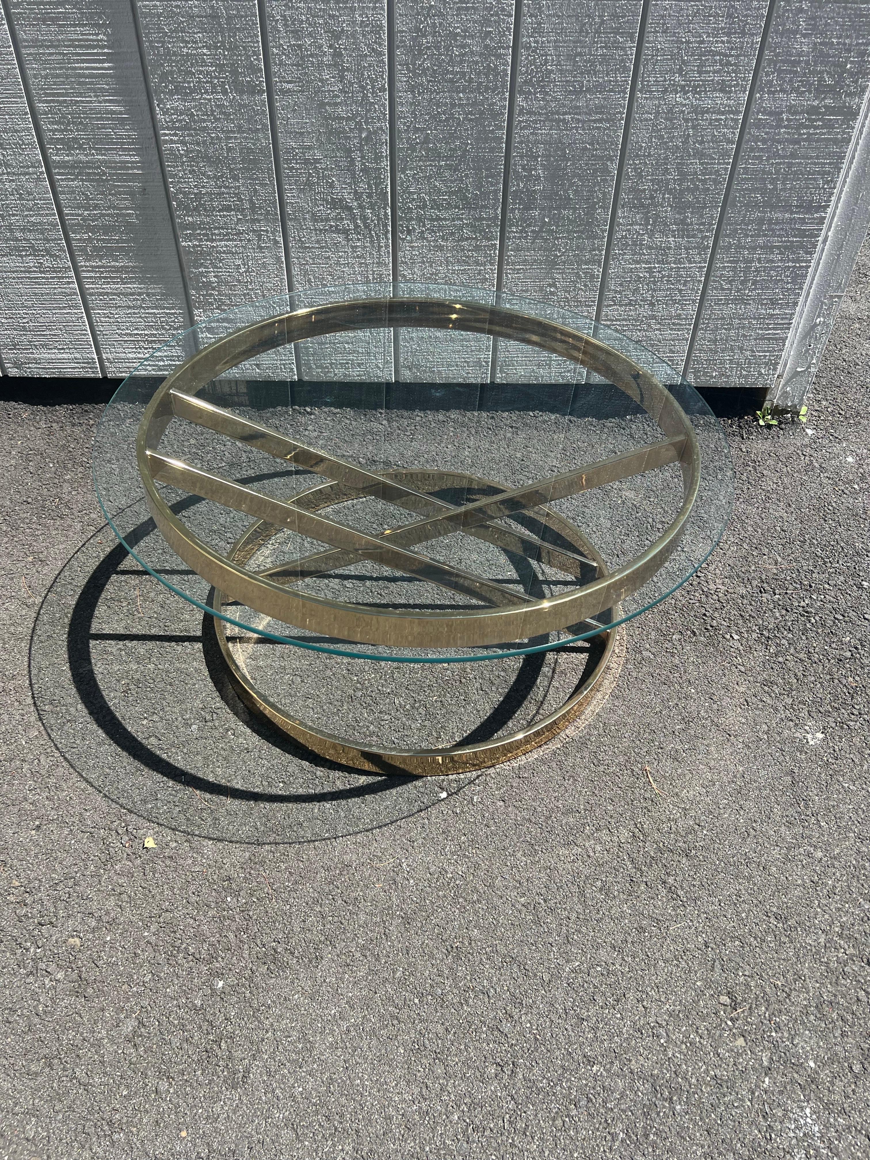 Fin du 20e siècle Milo Baughman Round Brass and Glass Table en vente