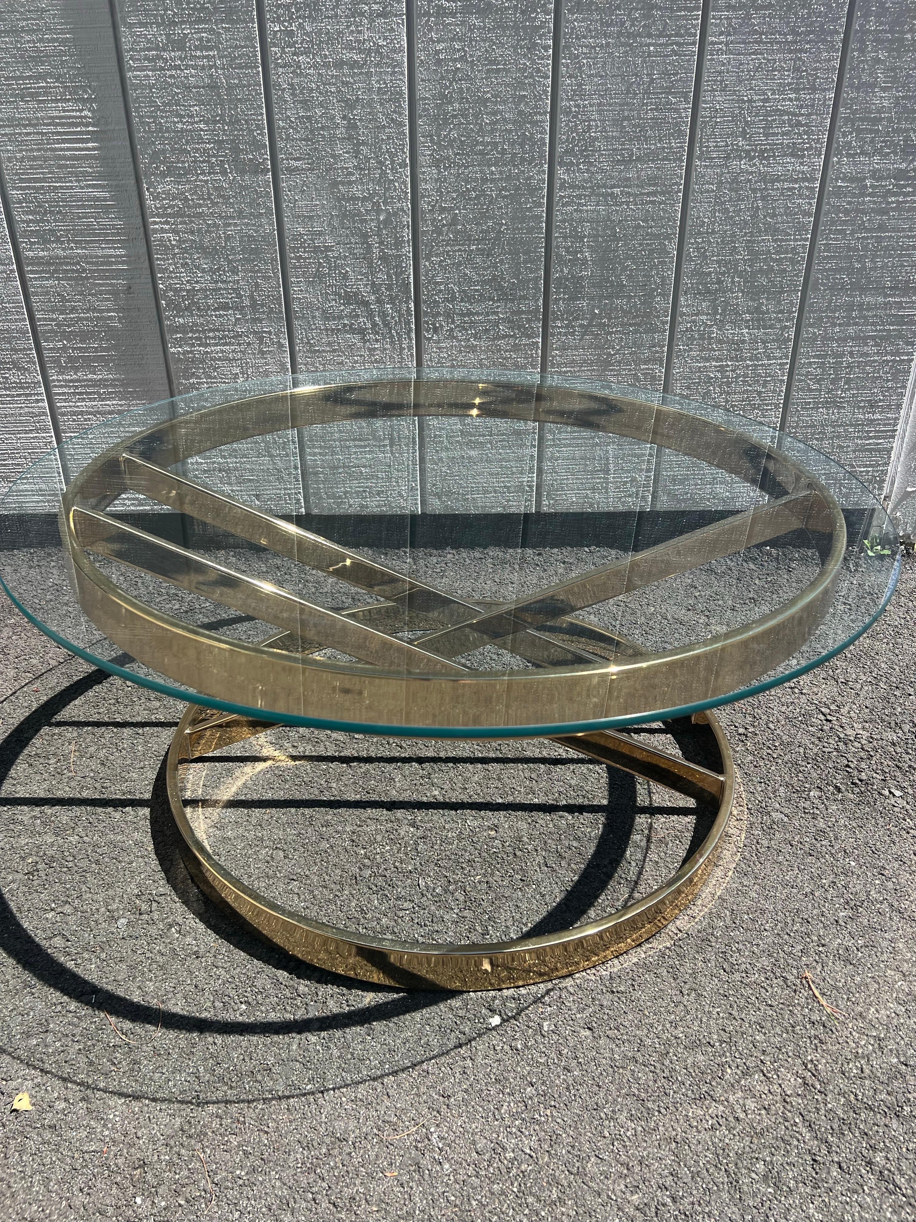 Laiton Milo Baughman Round Brass and Glass Table en vente