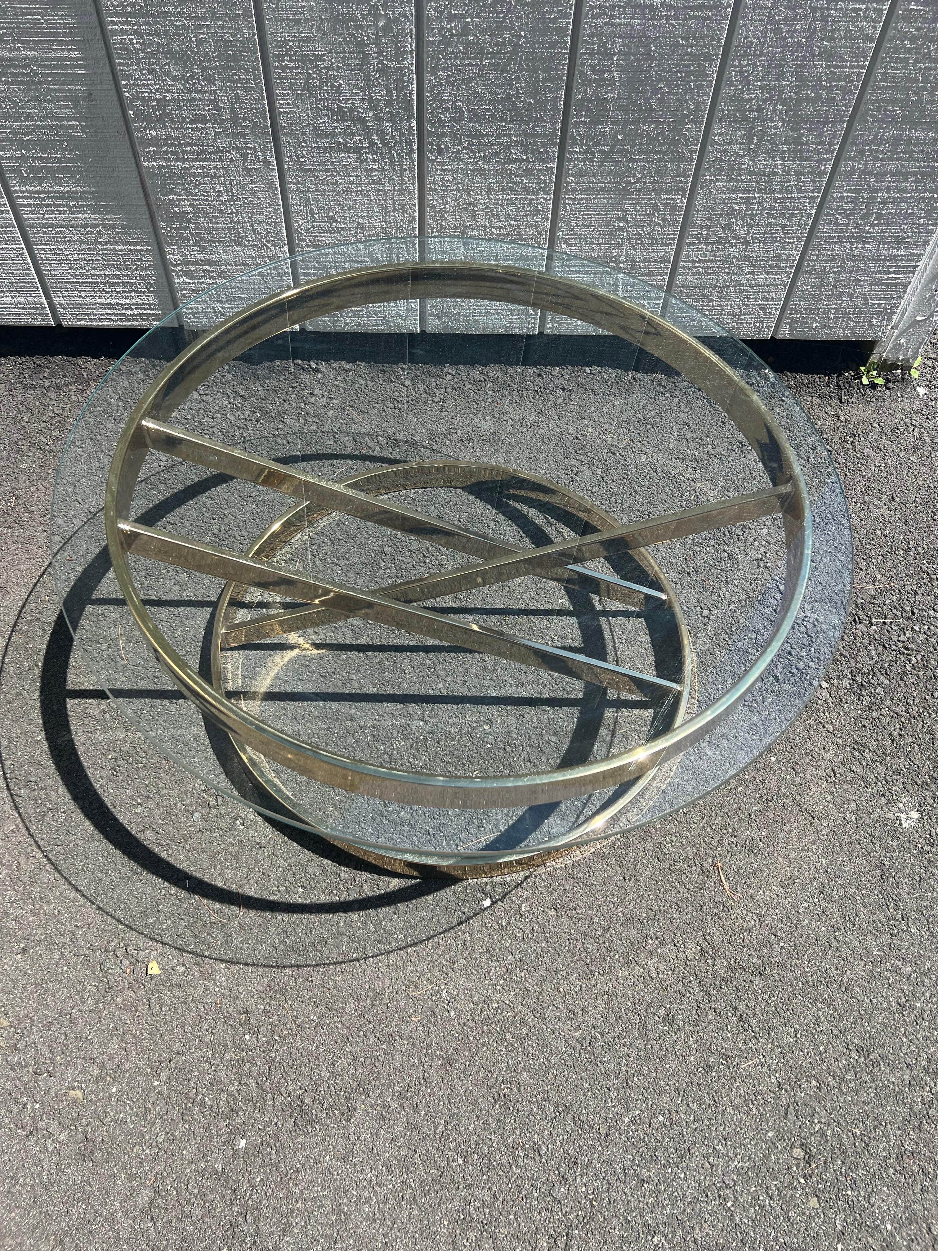 Milo Baughman Round Brass and Glass Table en vente 1