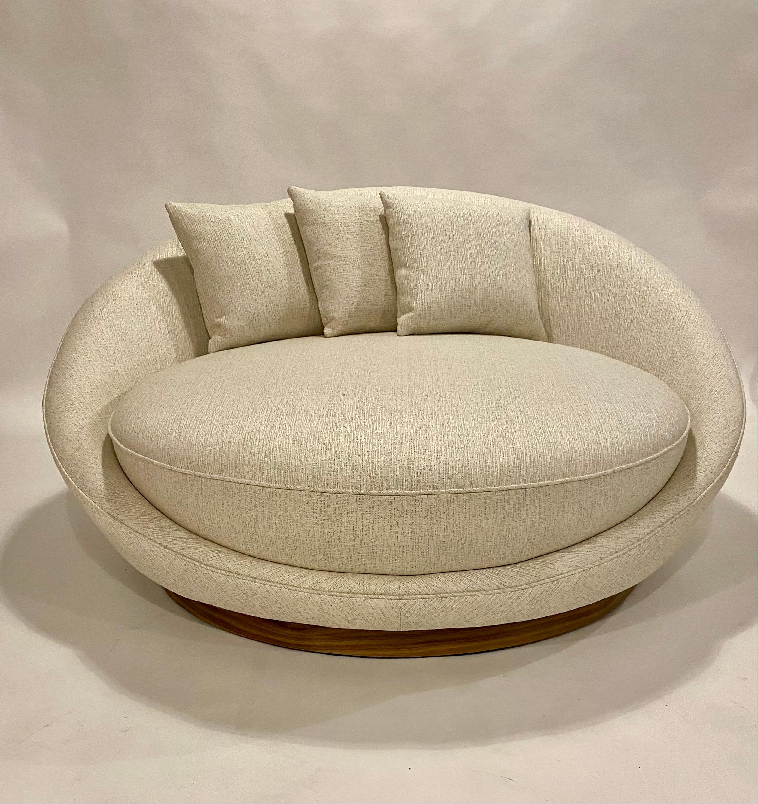 Midcentury satellite chaise by Milo Baughman newly restored on a walnut plinth and upholstered in an ivory and ecru textured linen fabric. Comes complete with three matching feather pillows.
