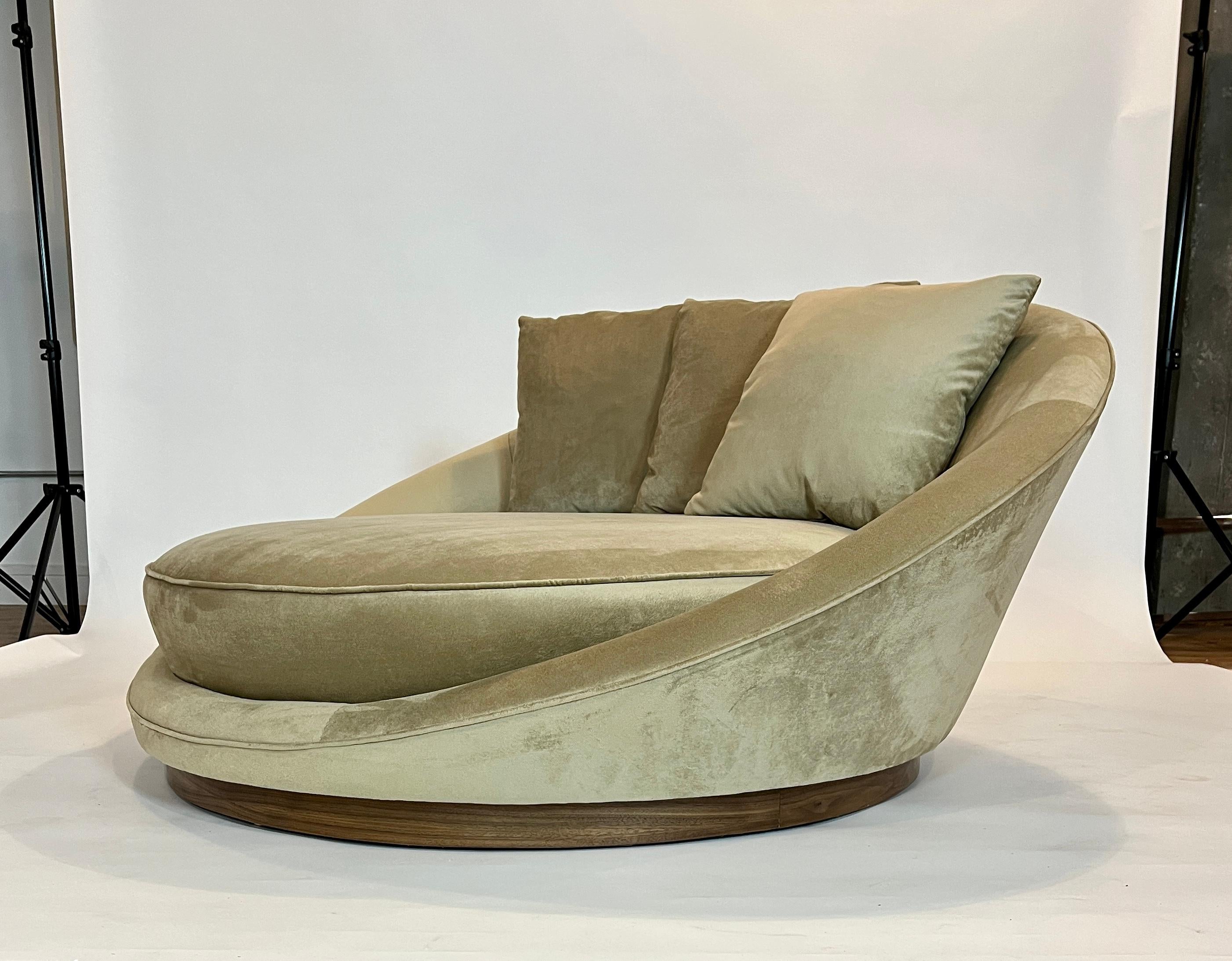 Mid-Century Modern satellite chaise in the style of Milo Baughman beautifully restored in a walnut plinth and upholstered in Pindler & Pindler 