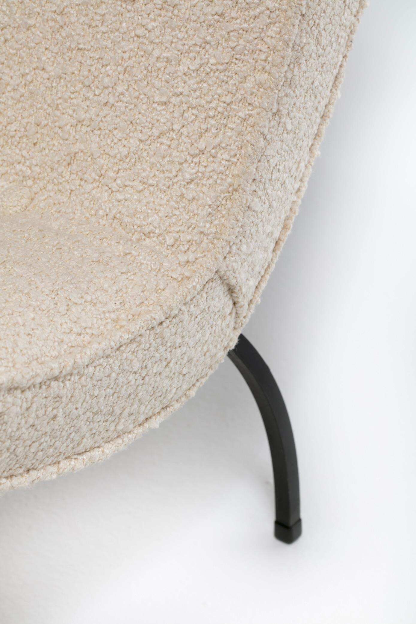 Silla Scoop de Milo Baughman en suave bouclé marfil con patas de hierro c. 1950 en venta 6