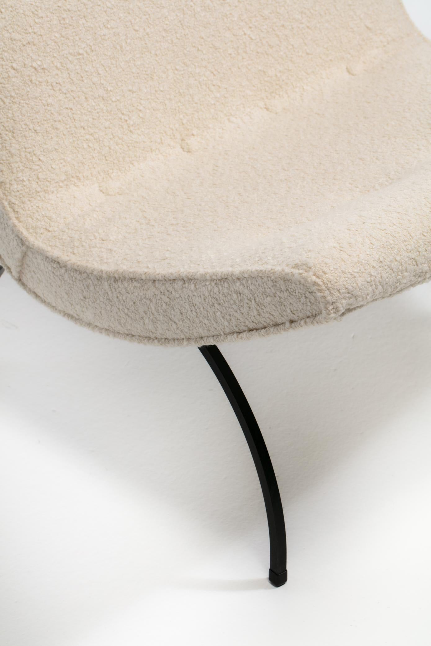 Silla Scoop de Milo Baughman en suave bouclé marfil con patas de hierro c. 1950 en venta 8