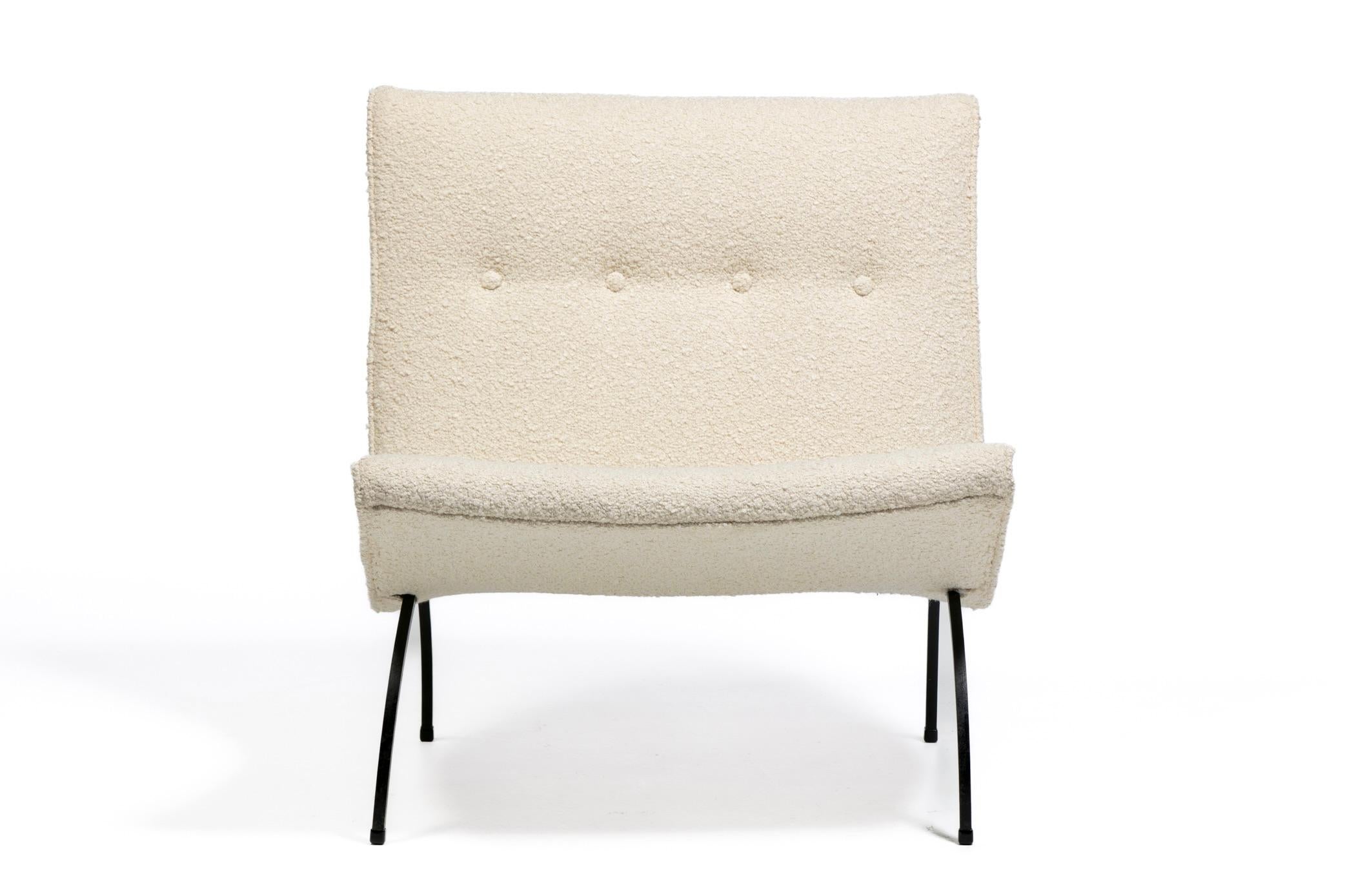 Silla Scoop de Milo Baughman en suave bouclé marfil con patas de hierro c. 1950 Moderno de mediados de siglo en venta