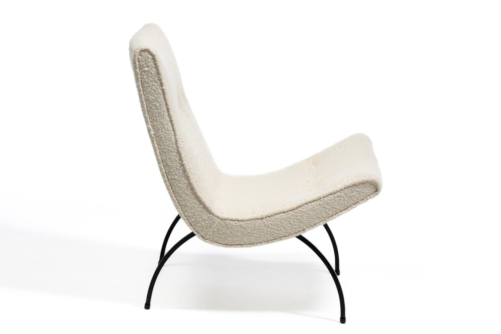 Silla Scoop de Milo Baughman en suave bouclé marfil con patas de hierro c. 1950 en Bueno estado para la venta en Saint Louis, MO