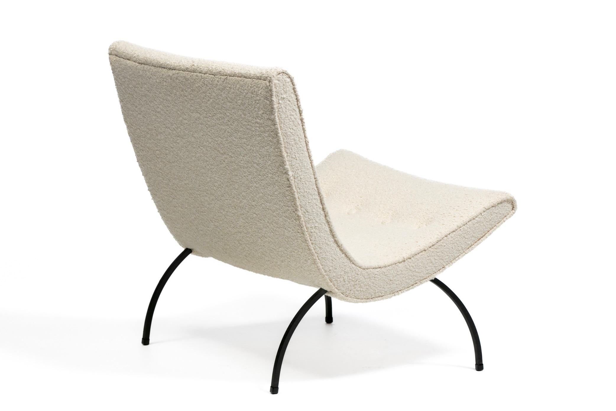 Silla Scoop de Milo Baughman en suave bouclé marfil con patas de hierro c. 1950 mediados del siglo XX en venta