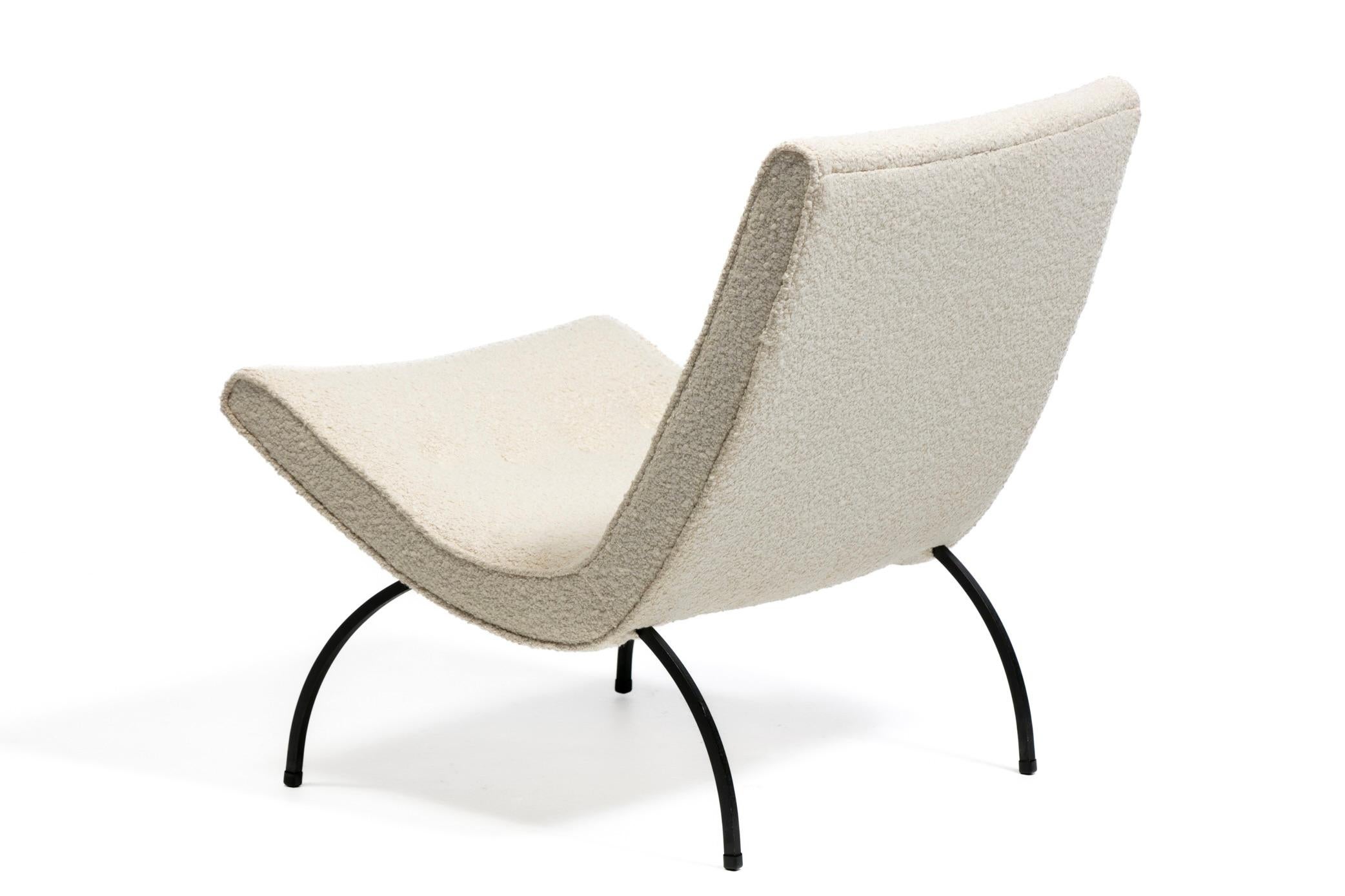 Silla Scoop de Milo Baughman en suave bouclé marfil con patas de hierro c. 1950 en venta 1