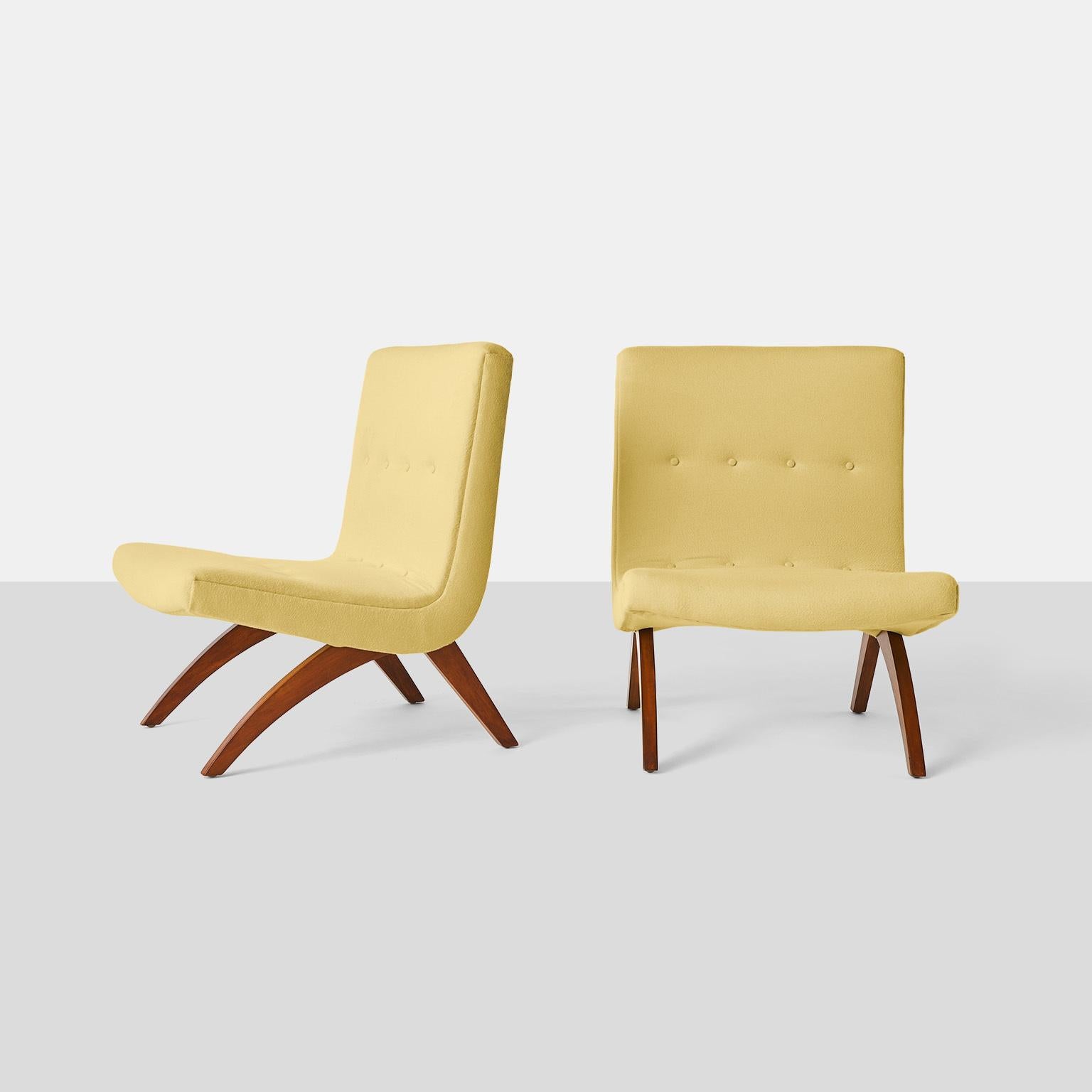 Milo Baughman scoop chairs
A pair of early scoop chair by Milo Baughman for Thayer Coggin with legs in walnut. Completely restored in a luxurious Sandra Jordan Prima Alpaca fabric in color Sunshine.
USA, circa 1950s.