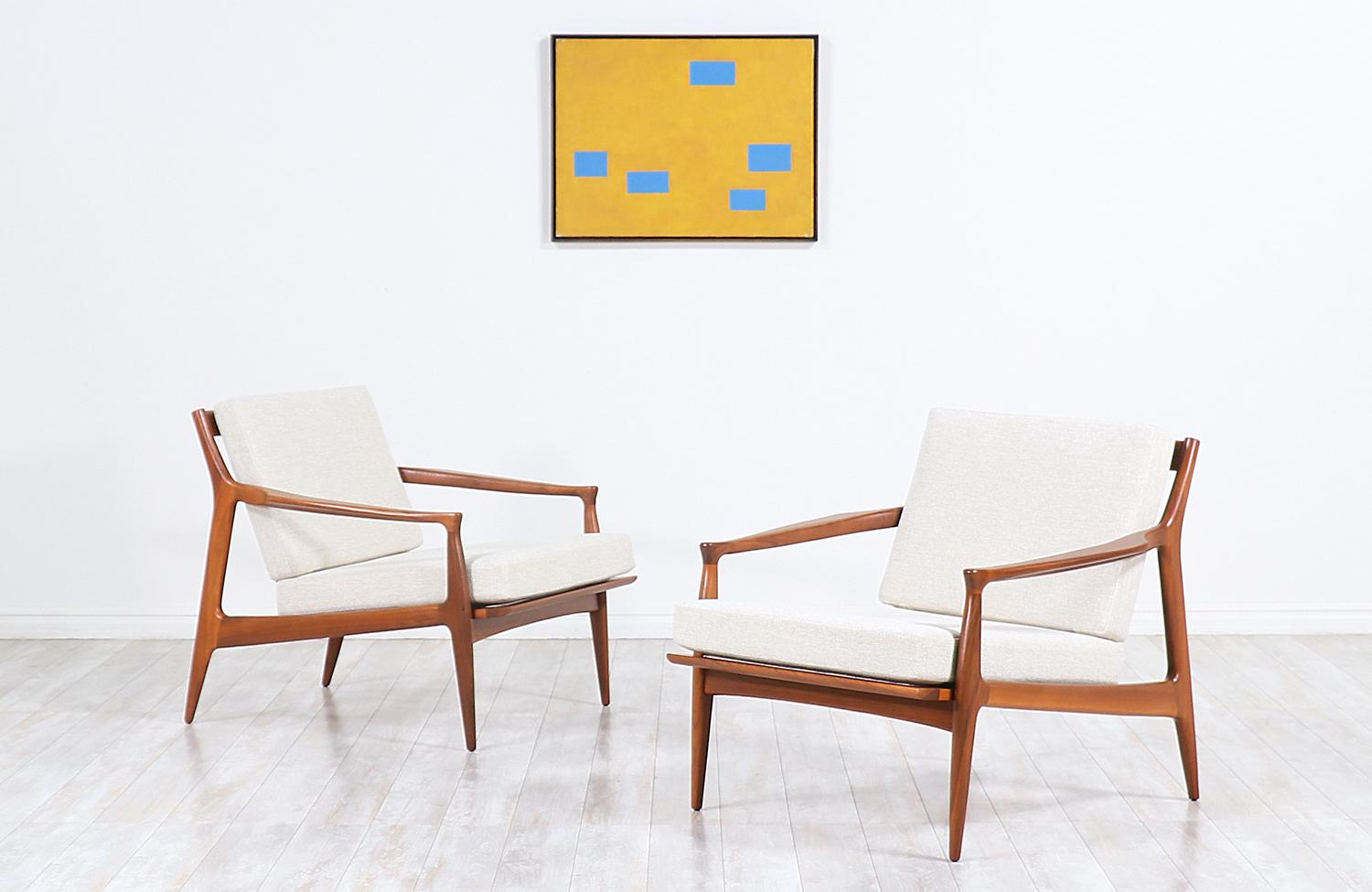 Mid-Century Modern Milo Baughman Sculpted Walnut Lounge Chairs for Thayer Coggin