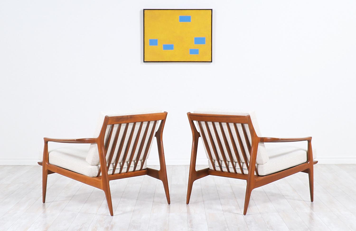 Mid-20th Century Milo Baughman Sculpted Walnut Lounge Chairs for Thayer Coggin