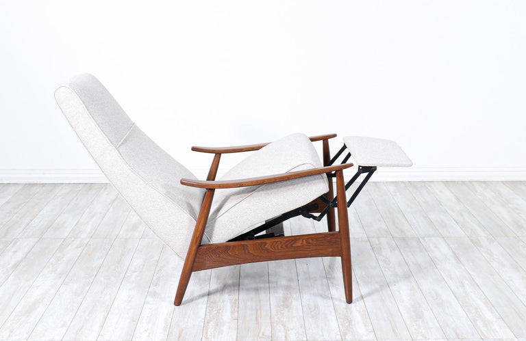 Mid-Century Modern Milo Baughman Sculpted Walnut Reclining Chair for Thayer Coggin For Sale