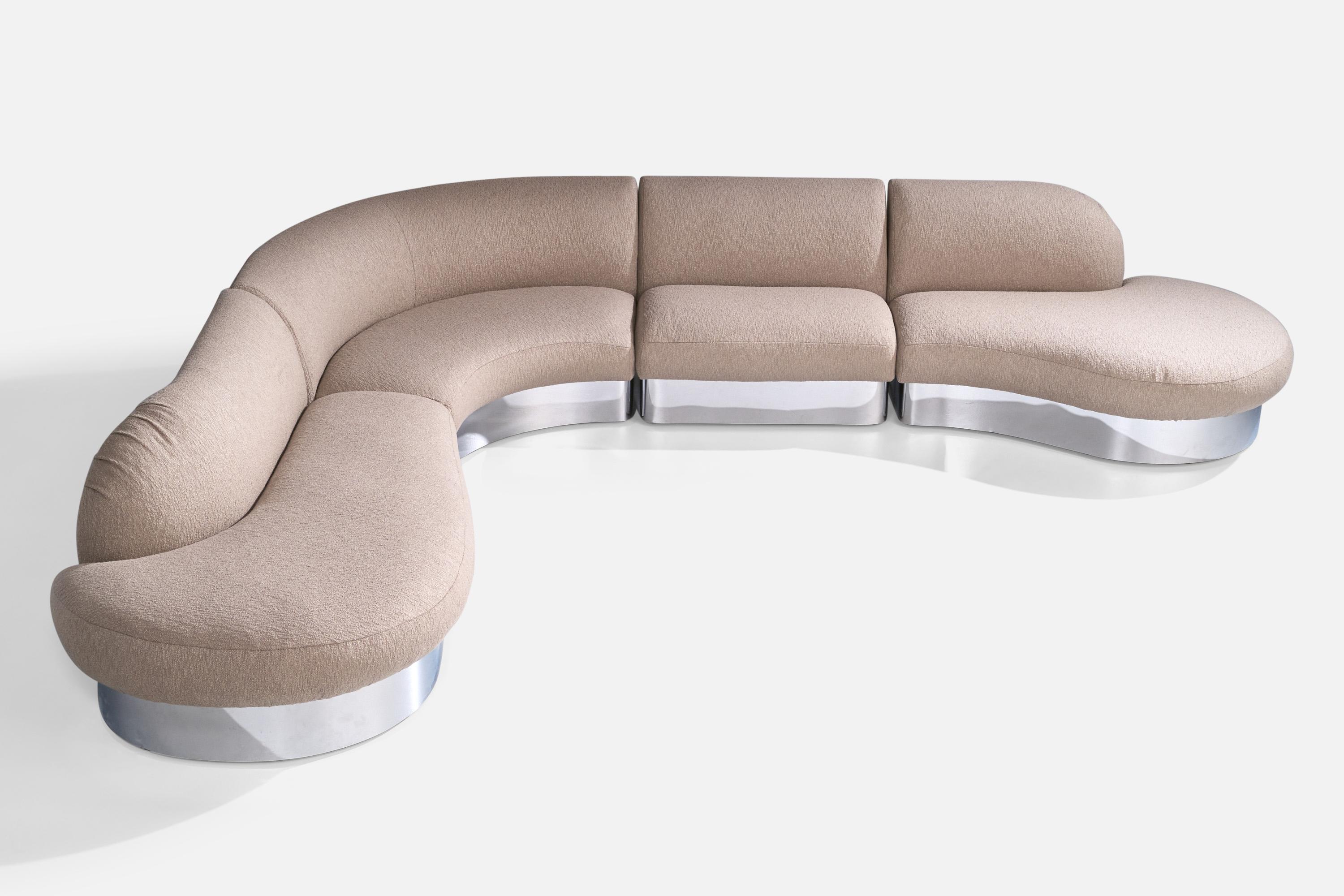 Grand canapé en tissu gris et acier inoxydable conçu par Milo Baughman et produit par Thayer-Coggin, High Point, Caroline du Nord, États-Unis, vers les années 1980. 

Usure générale modérée des bords inférieurs de la base métallique. Rembourré dans