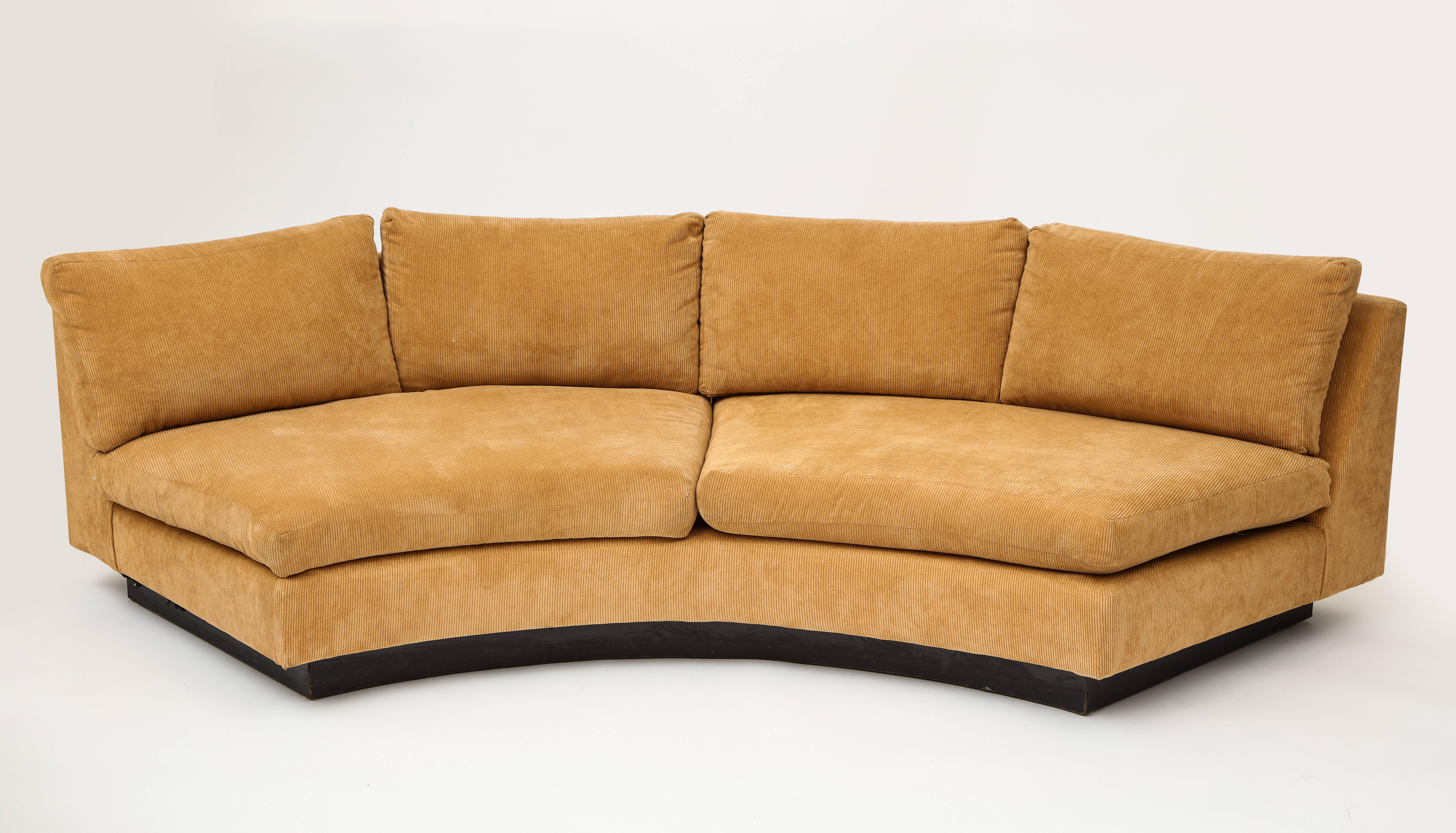 Milo Baughman halbrundes zweiteiliges Sofa:: karamellfarbener Kordbezug:: 1980er Jahre (Moderne der Mitte des Jahrhunderts)