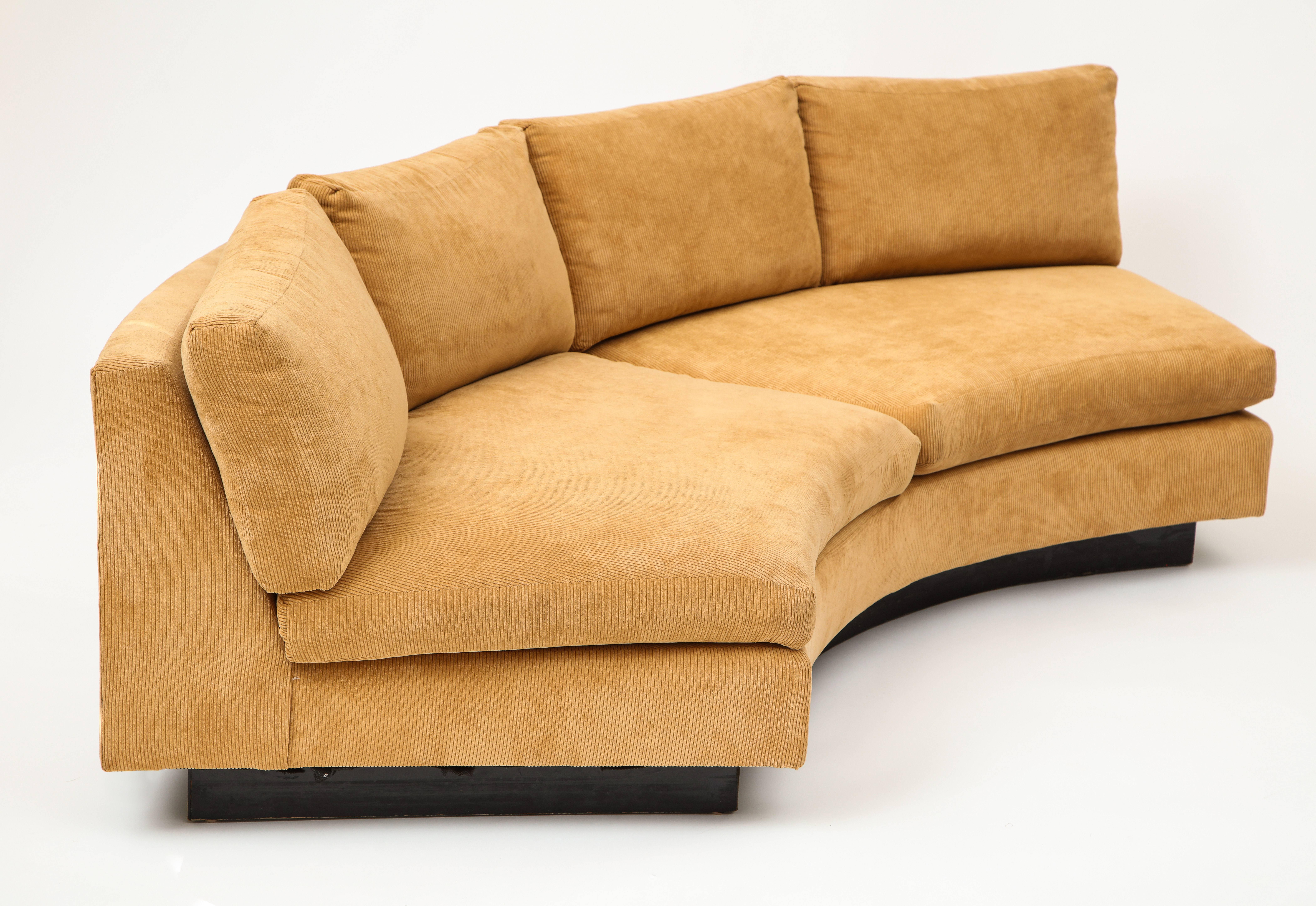Milo Baughman halbrundes zweiteiliges Sofa:: karamellfarbener Kordbezug:: 1980er Jahre (amerikanisch)